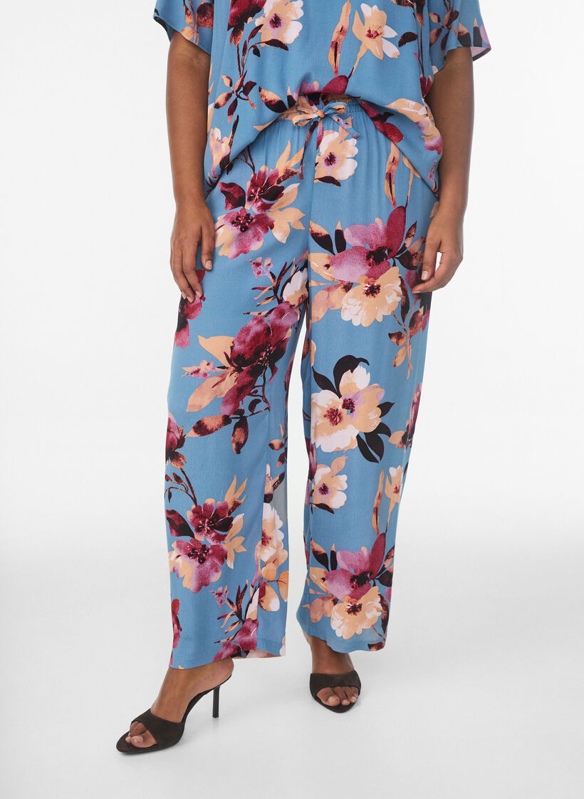 Loose viscose trousers with print, Blue, Model image number 2