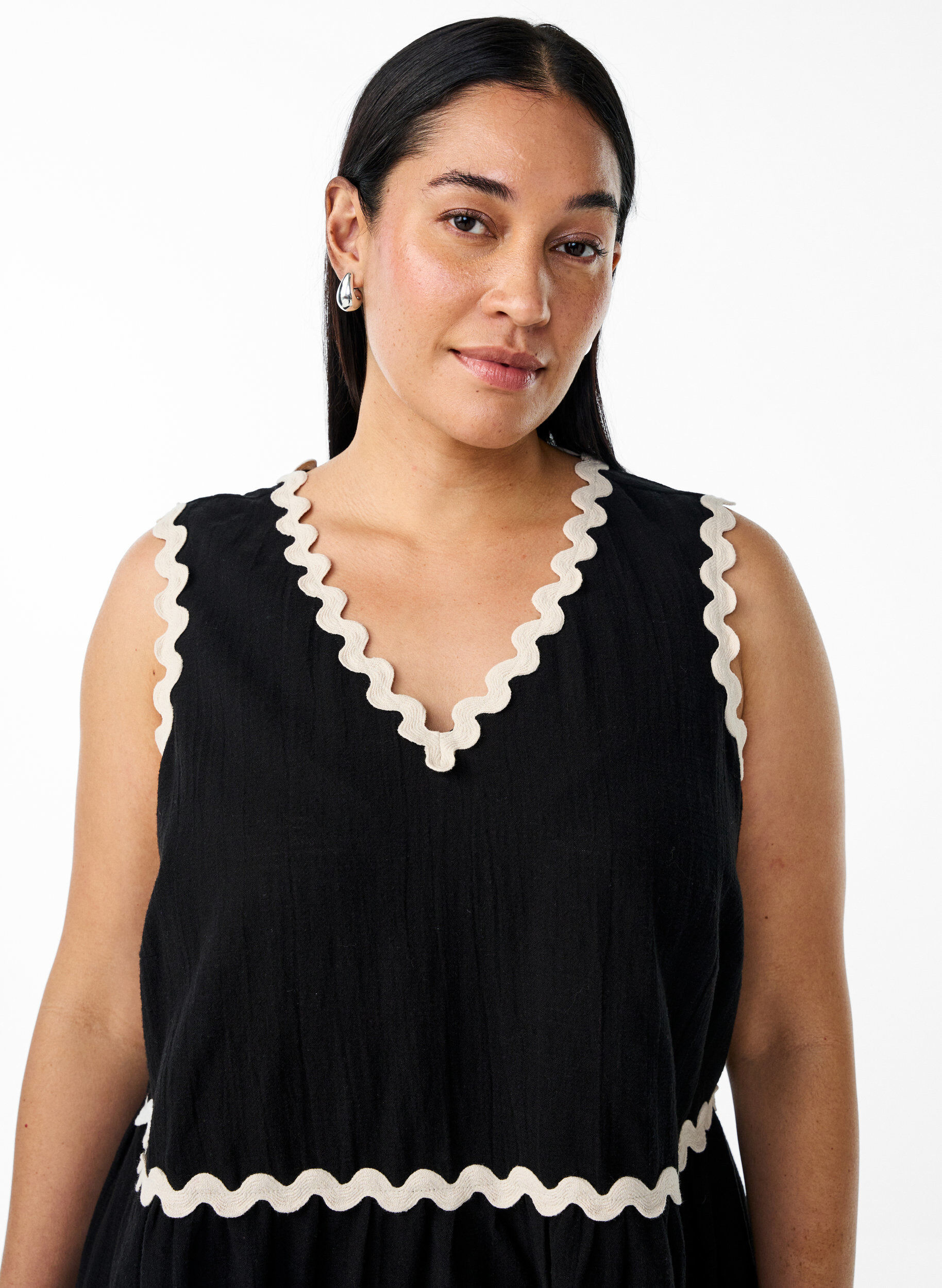 Zizzifashion Sleeveless top with wavy contrast edges, Black, Model image number 3