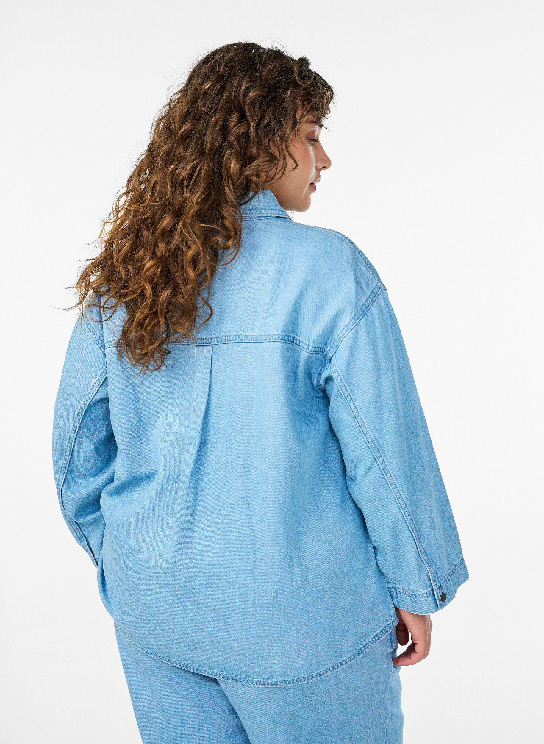 Zizzifashion Loose denim shirt with 3/4-sleeves, Light Blue, Model image number 2