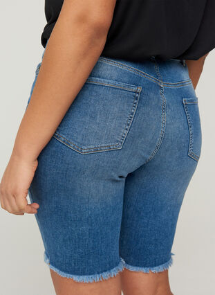 Close-fitting denim shorts with raw edges, Dark blue denim, Model image number 2