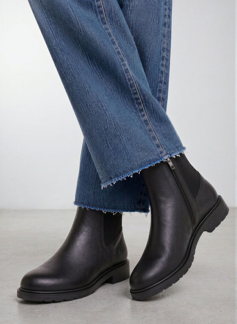 Leather Chelsea boot with elastic panel, Black, Image image number 0