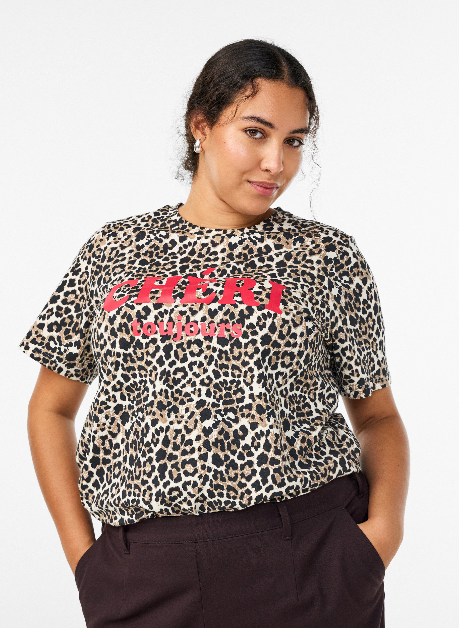 T-shirt with leopard print and text, Brown, Model