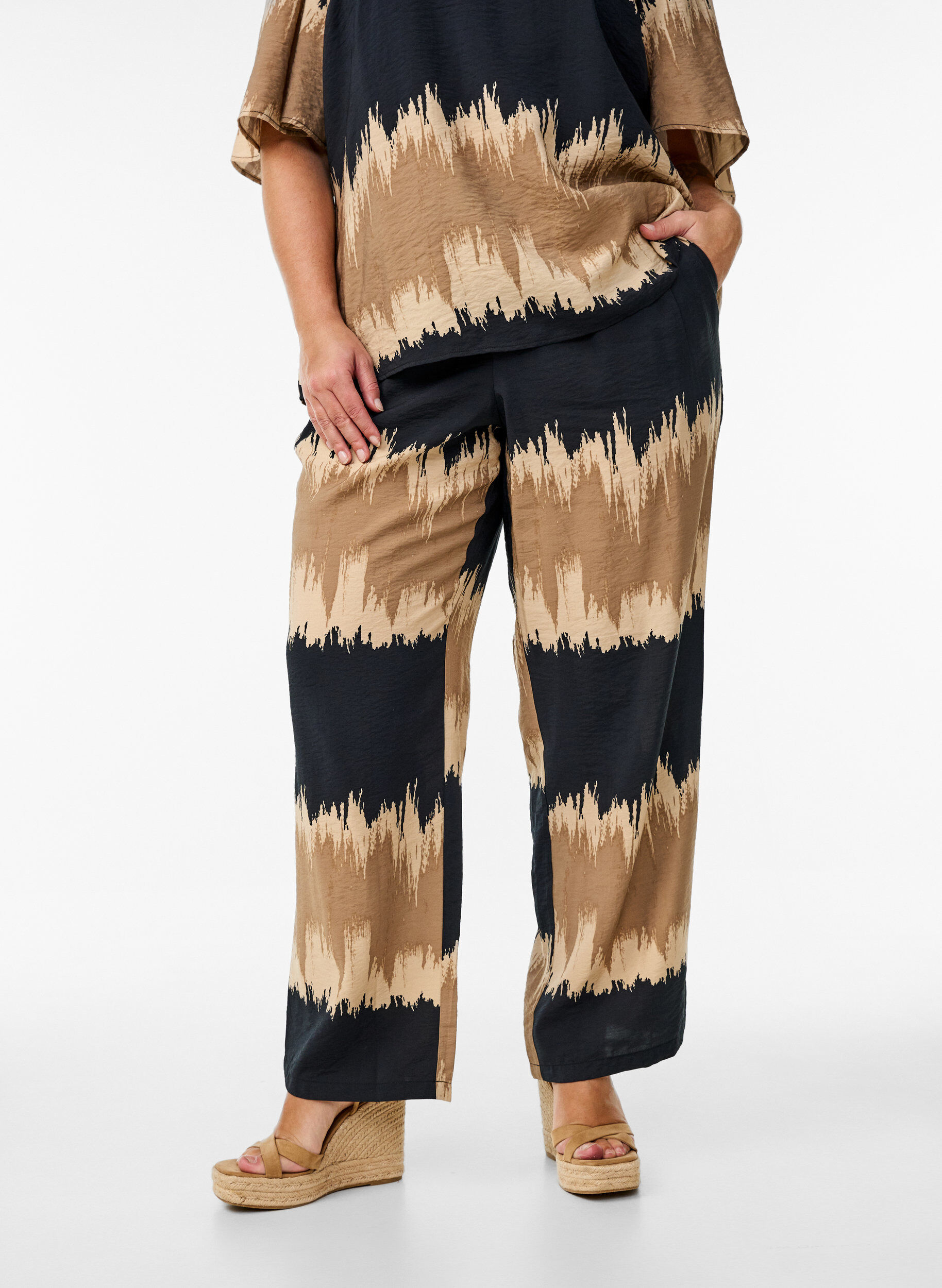 Zizzifashion Loose trousers with graphic print, Black, Model image number 2