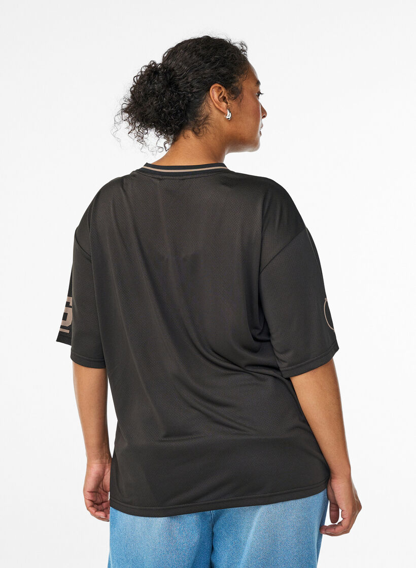 Sporty T-shirt with V-neck and racing print, Black, Model image number 2