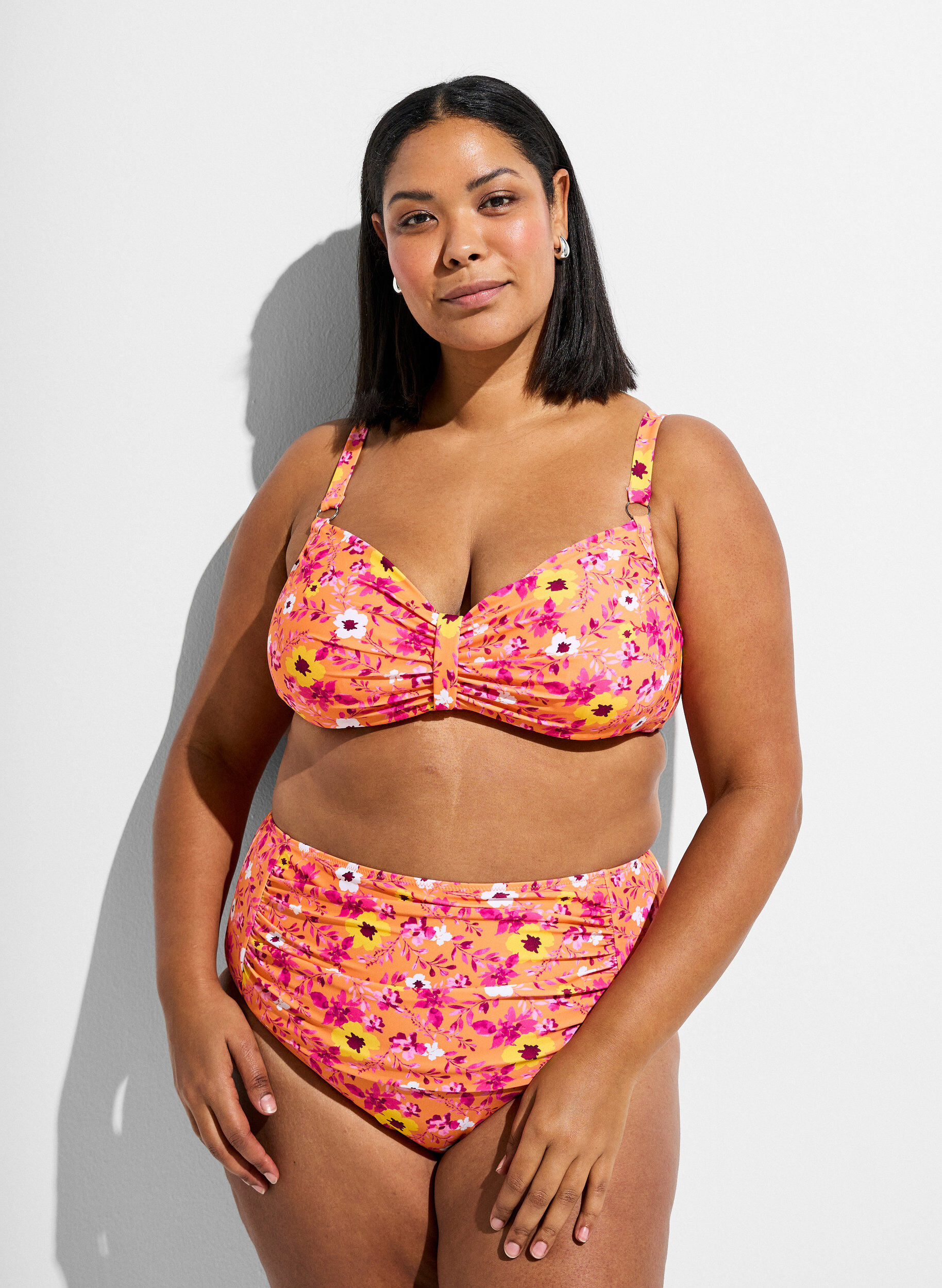 High-waisted bikini bottoms with pattern, Orange, Model