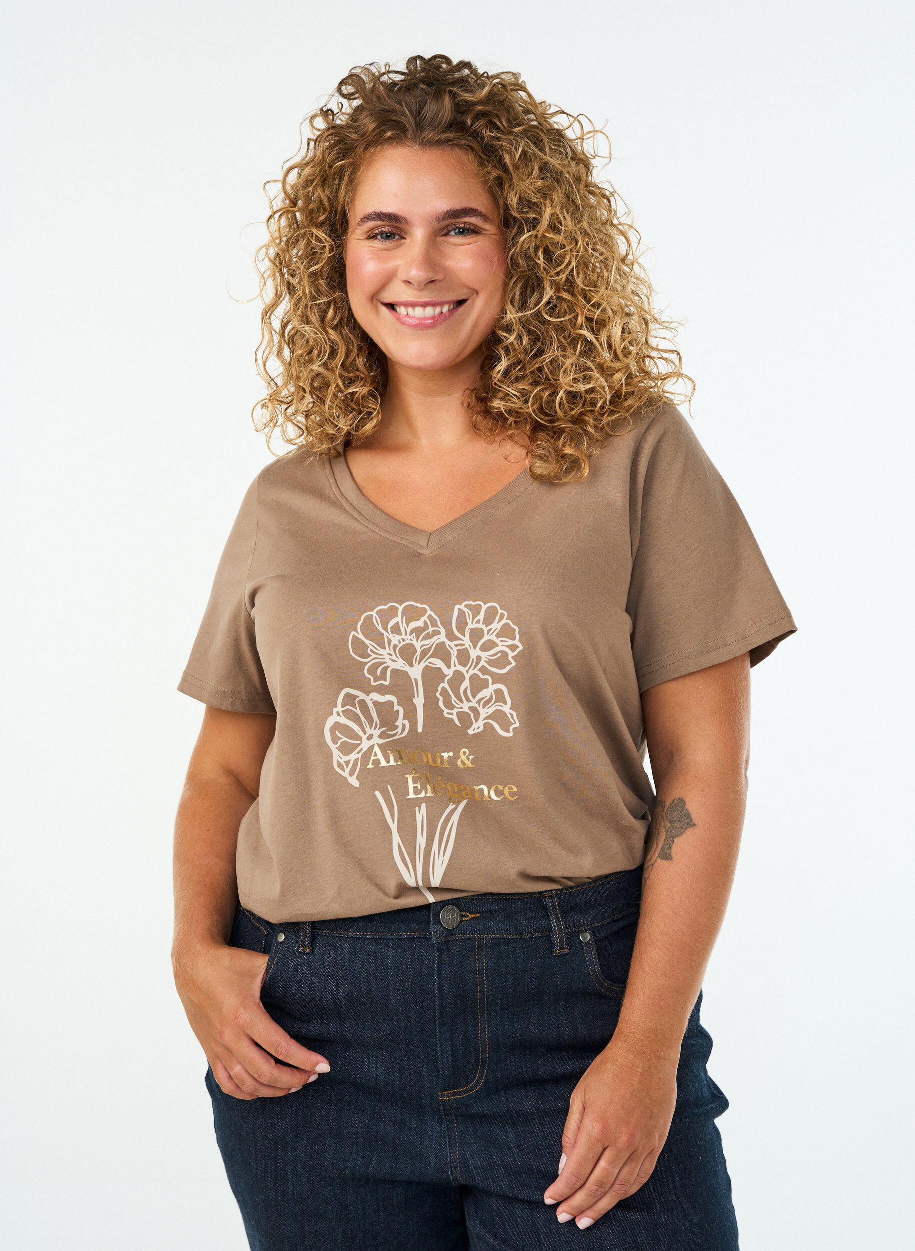 Cotton T-shirt with front print and V-neck, Brown, Model
