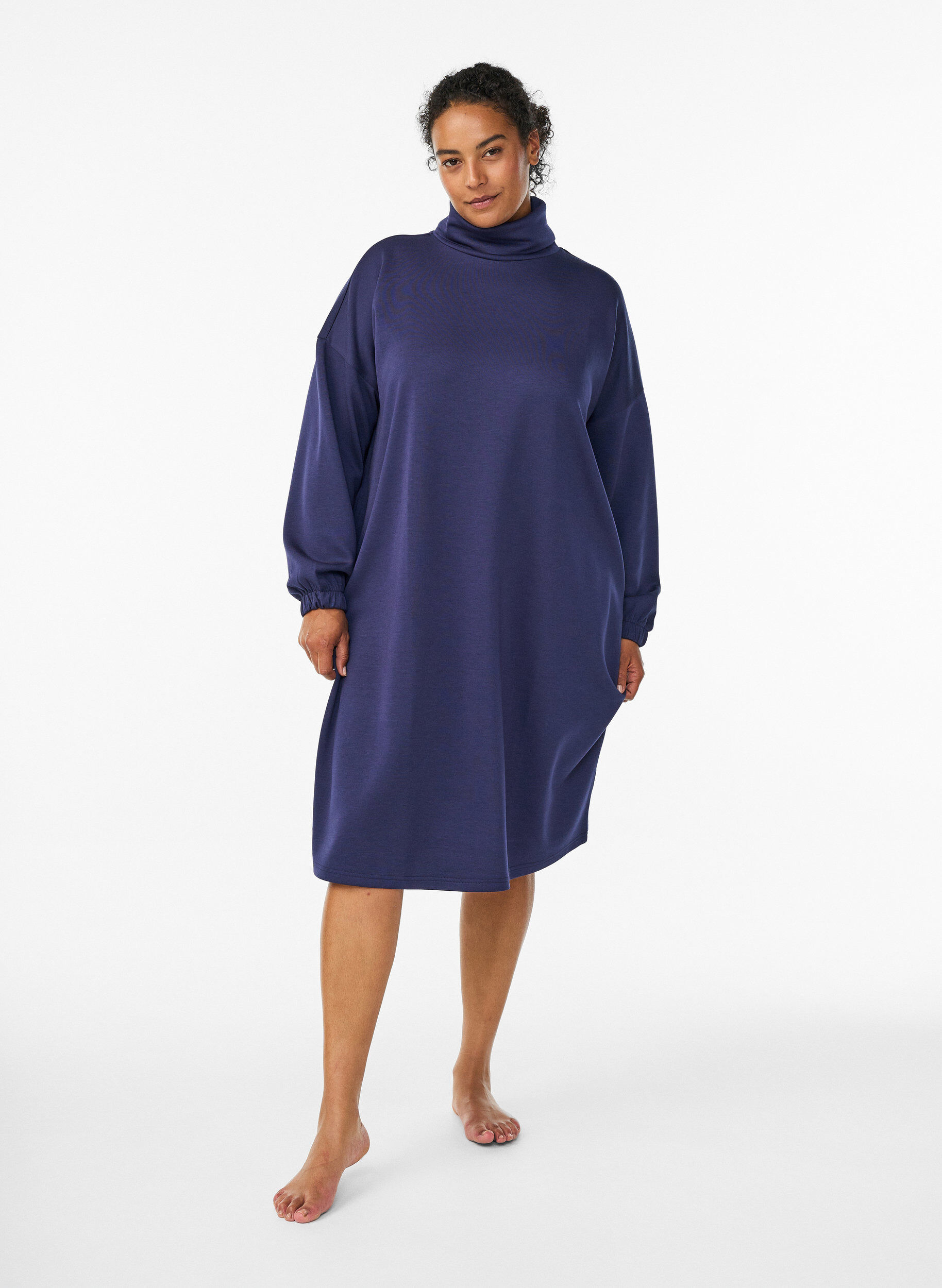 A-shaped turtleneck dress, Blue, Model