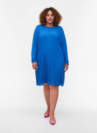 Long-sleeved plissé dress with ruffles, Dazzling Blue, Model image number 2