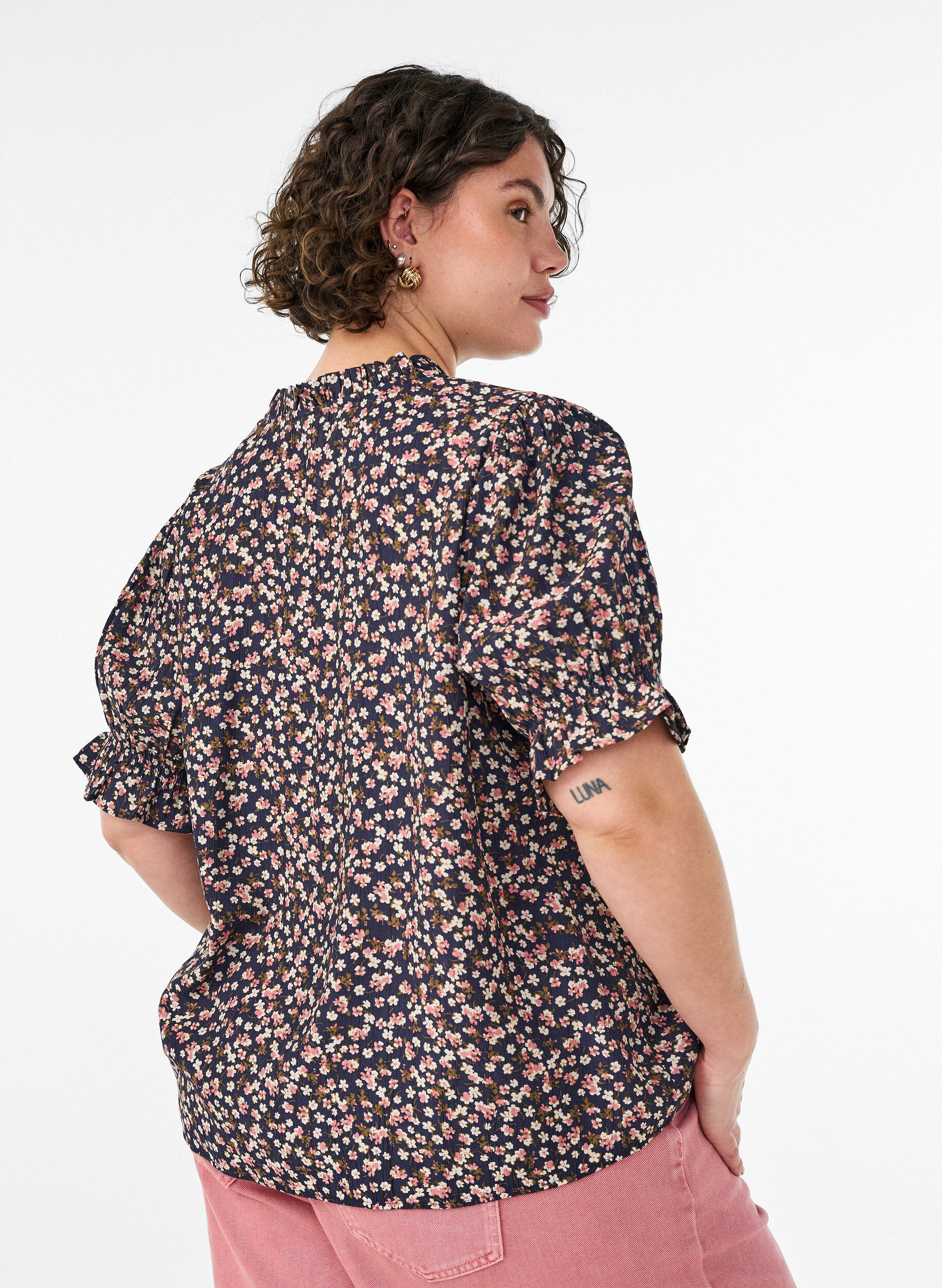 Zizzifashion Floral viscose blouse with short sleeves and smock details, Blue, Model image number 2