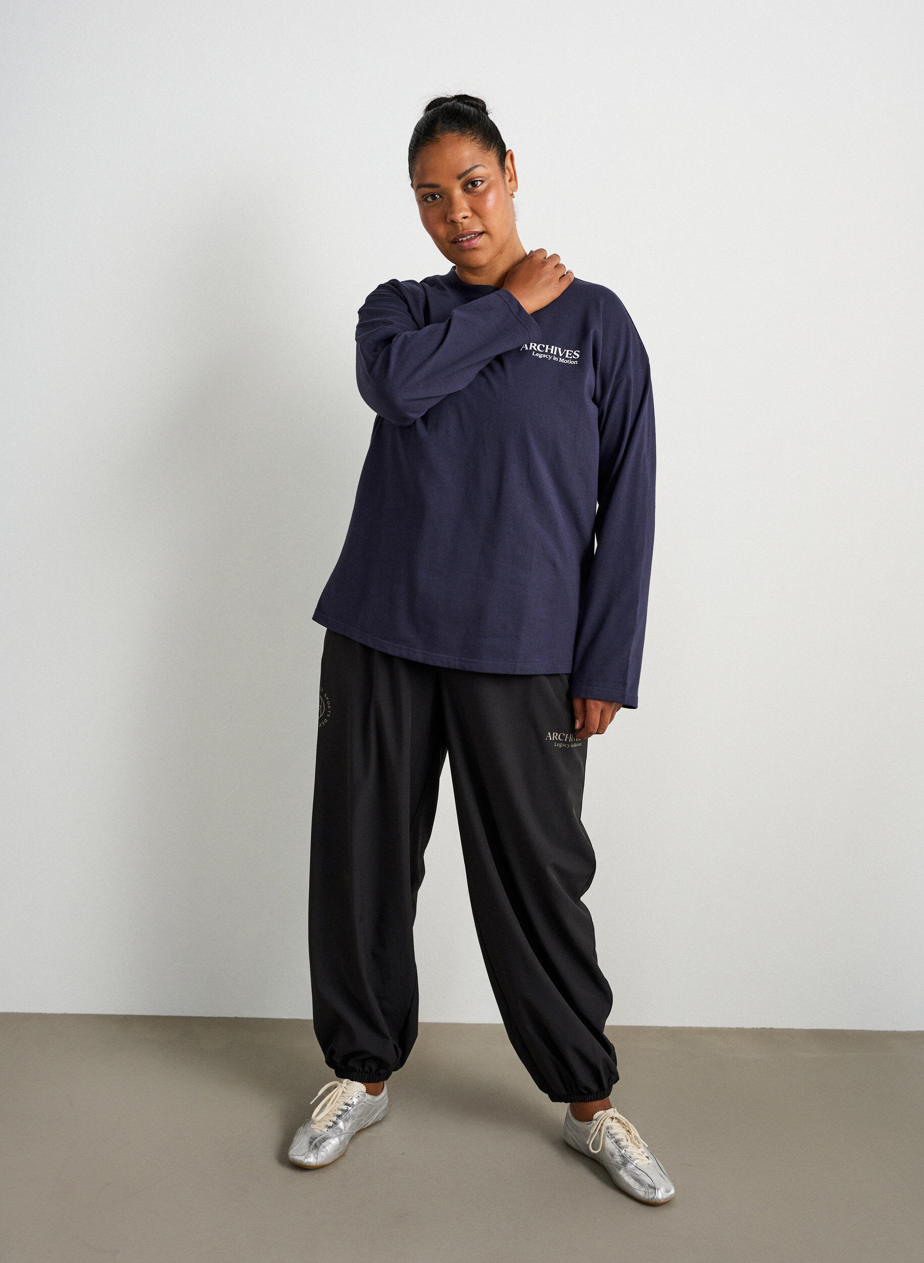 Training trousers with balloon legs, Black, Model