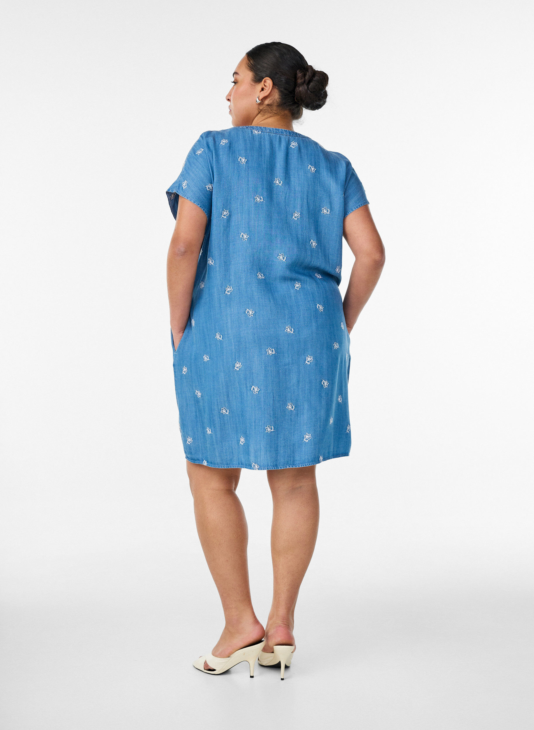 Zizzifashion Lyocell dress with a denim look and embroidered flowers, Light Blue, Model image number 2