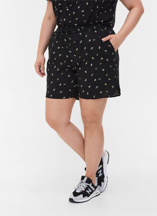 Viscose shorts with print and pockets, Black AOP, Model image number 2