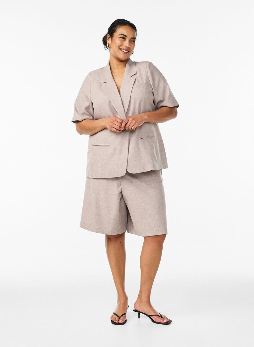 Loose high-waisted Bermuda shorts, Brown, Model