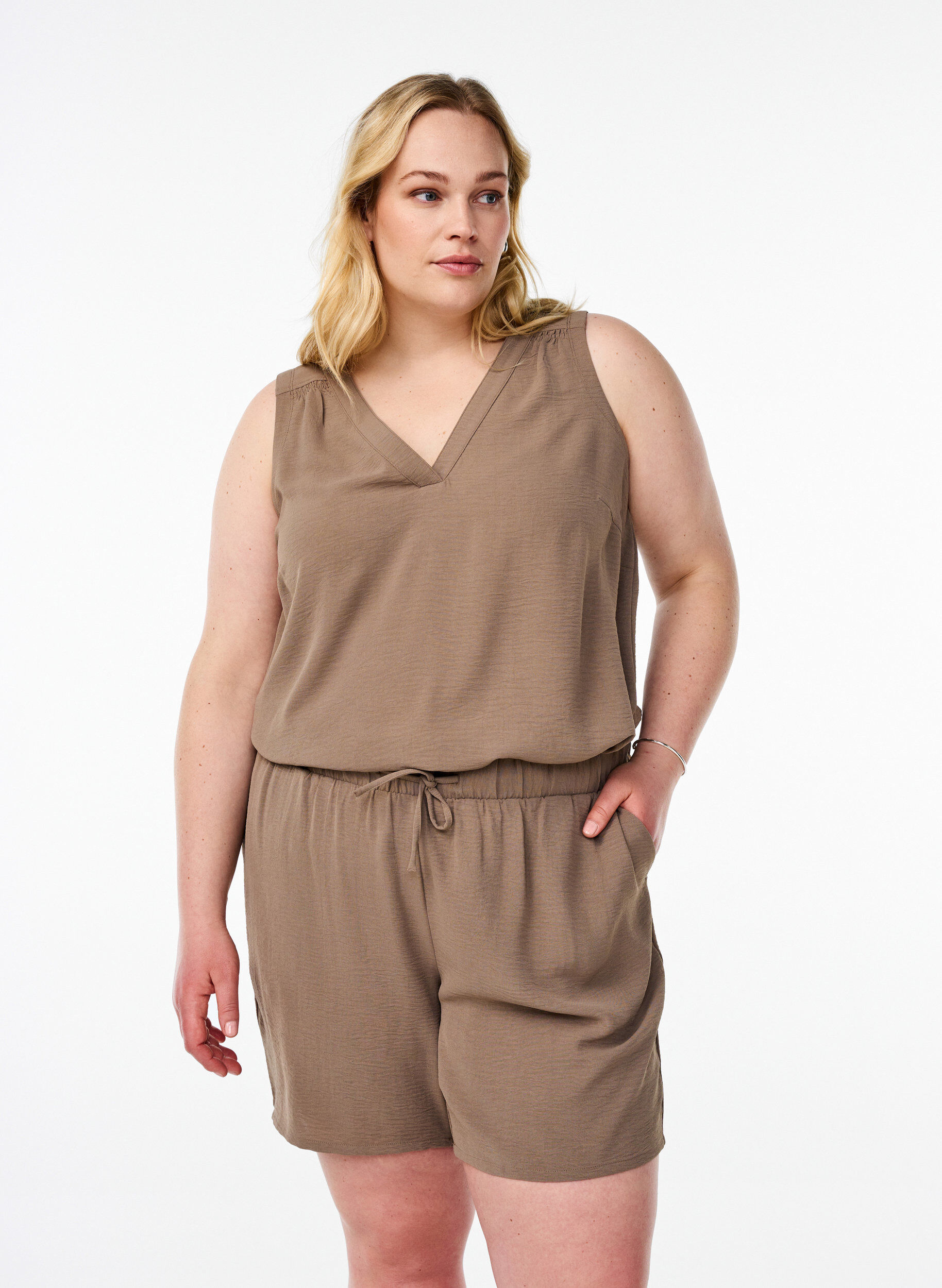 Shorts with pockets and elastic waistband, Brown, Model