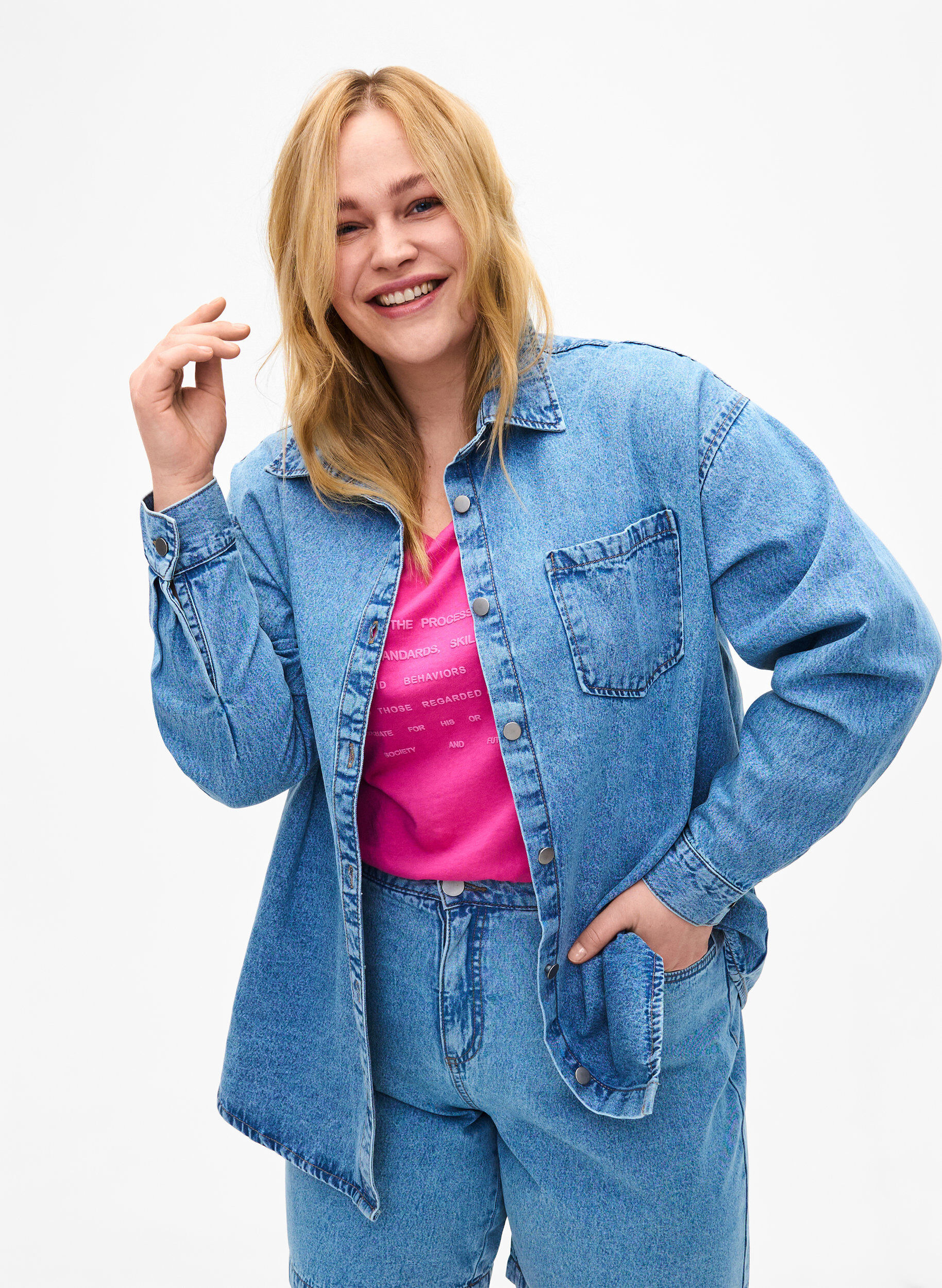 Zizzifashion Loose denim shirt with chest pocket, Light blue denim, Model image number 0