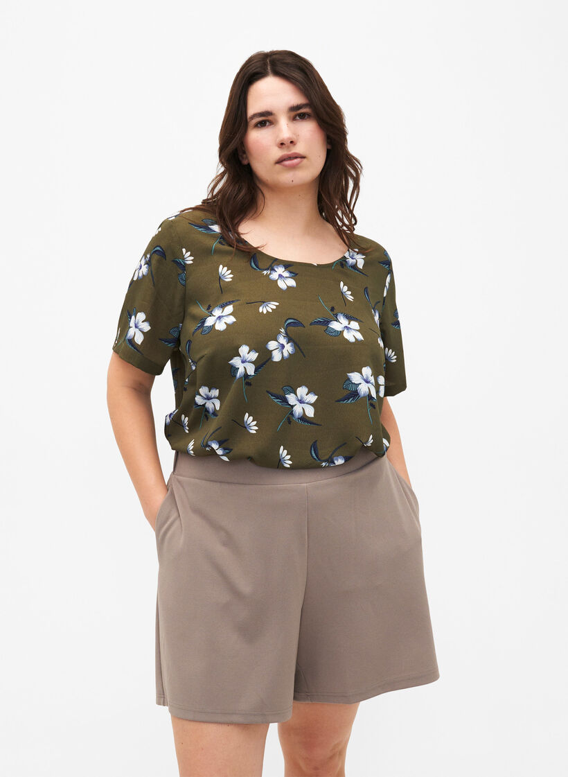 FLASH - Loose shorts with pockets, Beige, Model image number 0
