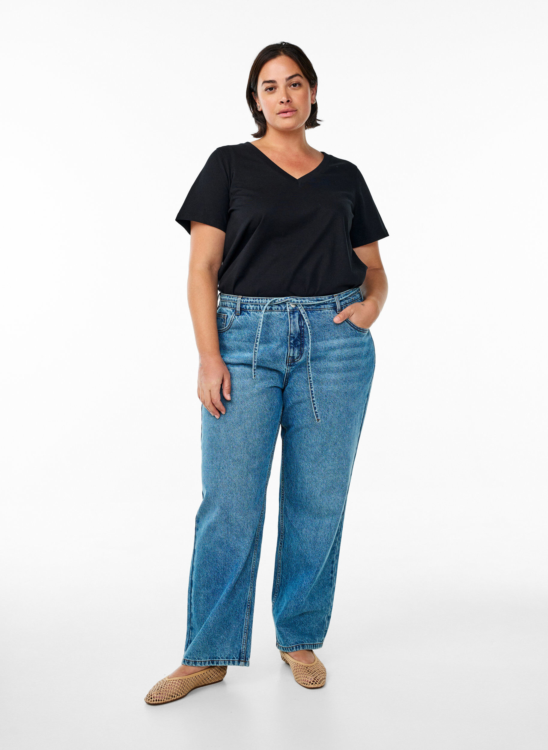 Zizzifashion Basic cotton T-shirt with a V-neck, Black, Model image number 1