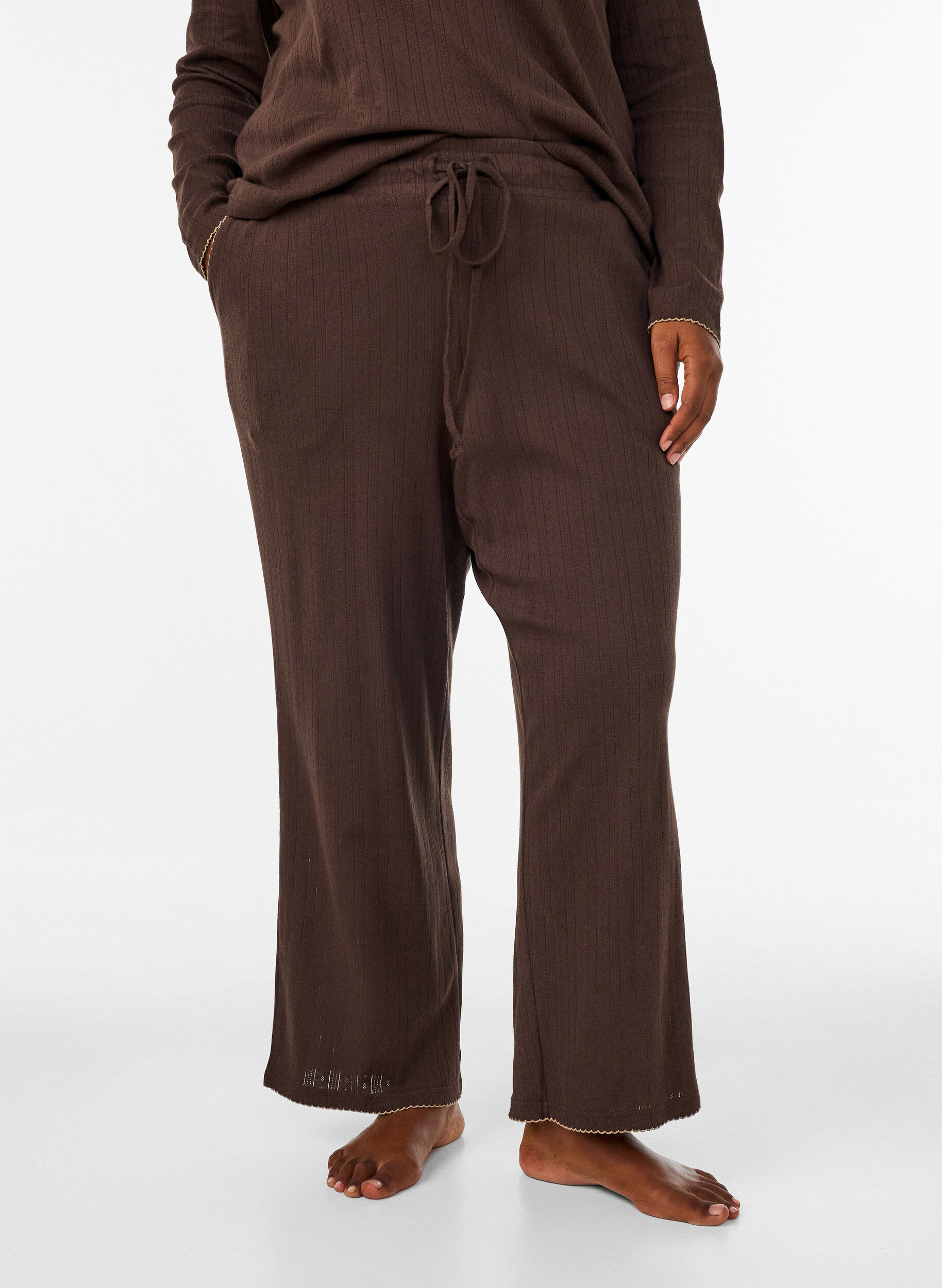 Organic cotton pyjama bottoms with eyelet embroidery, Brown, Model