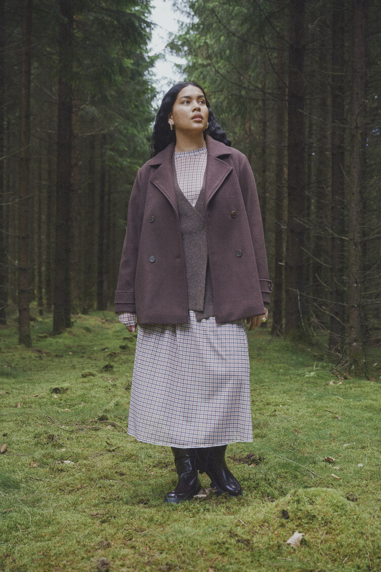 Forest-romantic elegance in berry tones, , Model