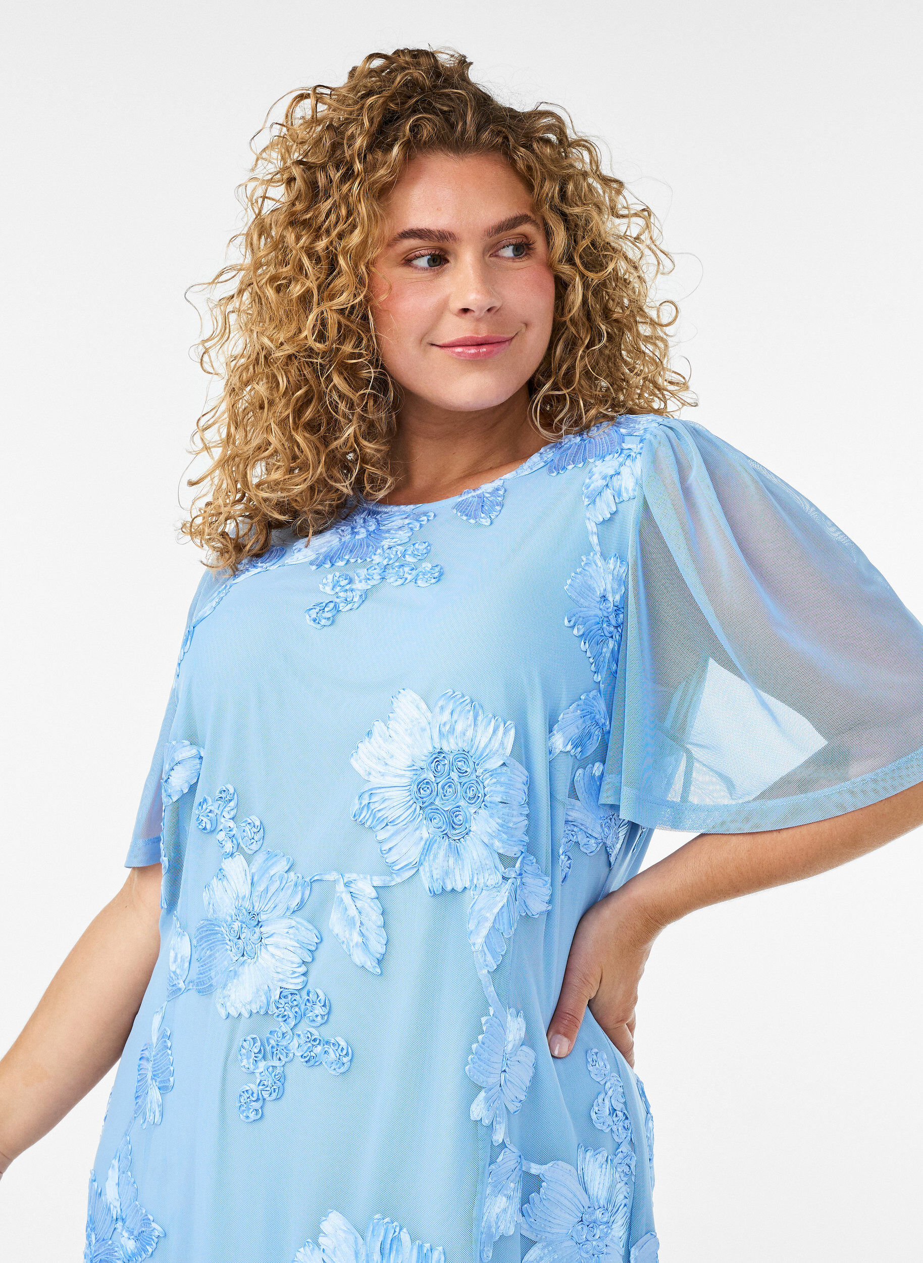 Zizzifashion Mesh dress with floral appliqu&eacute;s, Light Blue, Model image number 2
