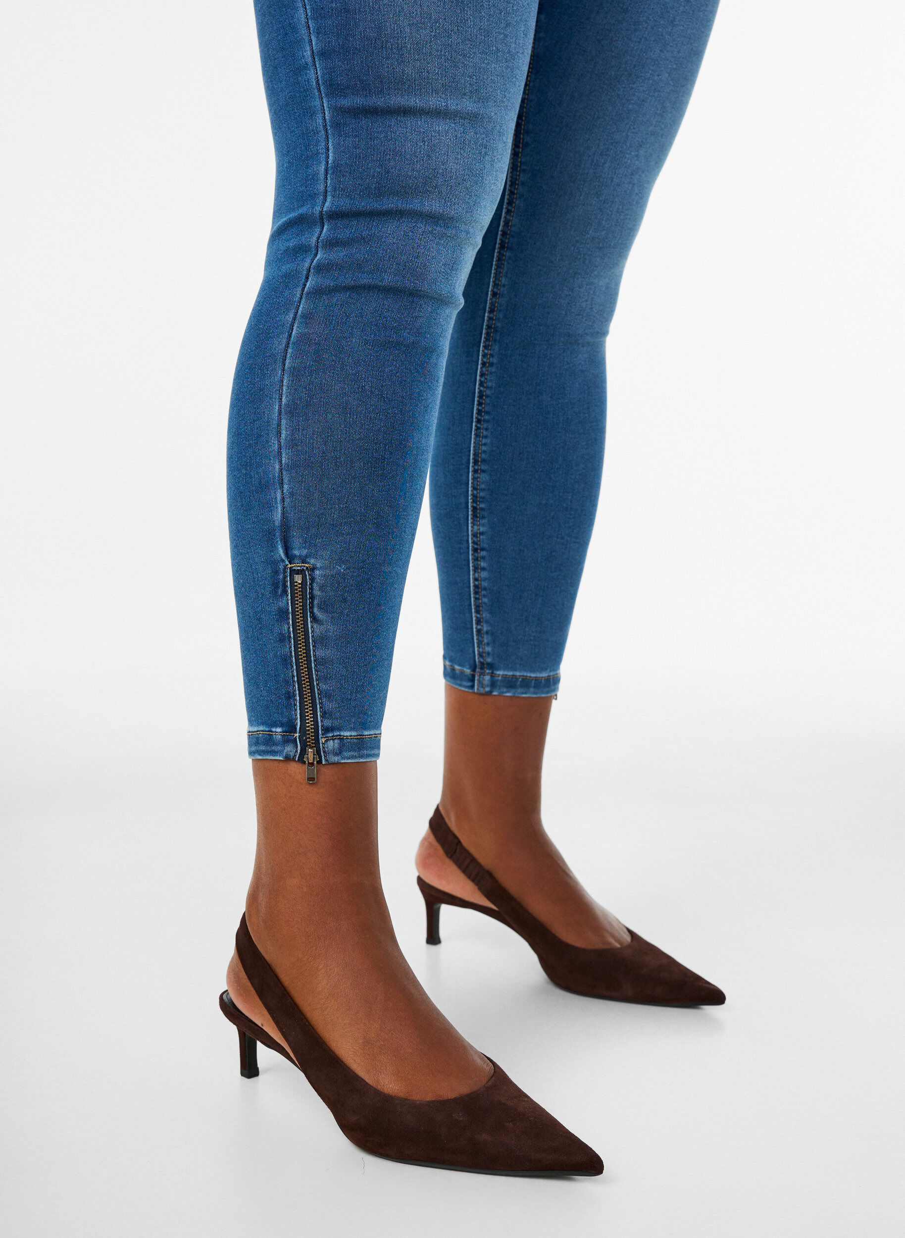 ZizzifashionCropped Amy jeans with zipper detail, Blue, Model image number 4