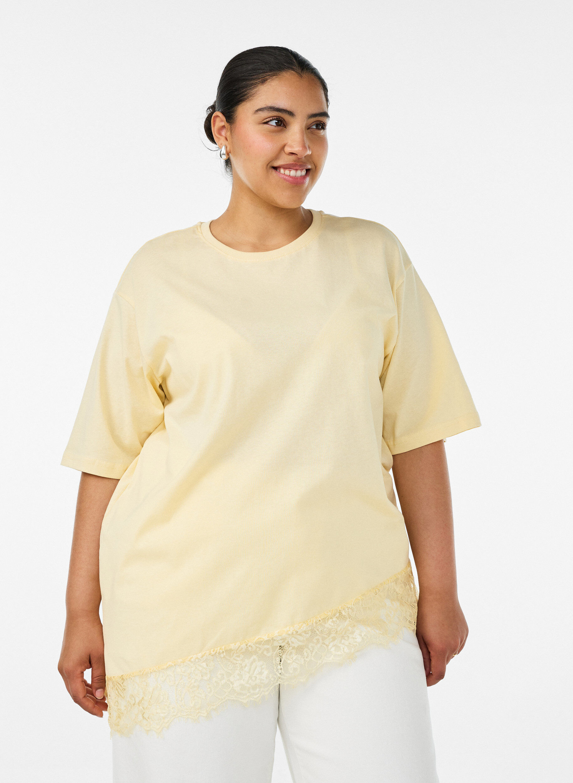 T-shirt with asymmetric lace hem, Yellow, Model
