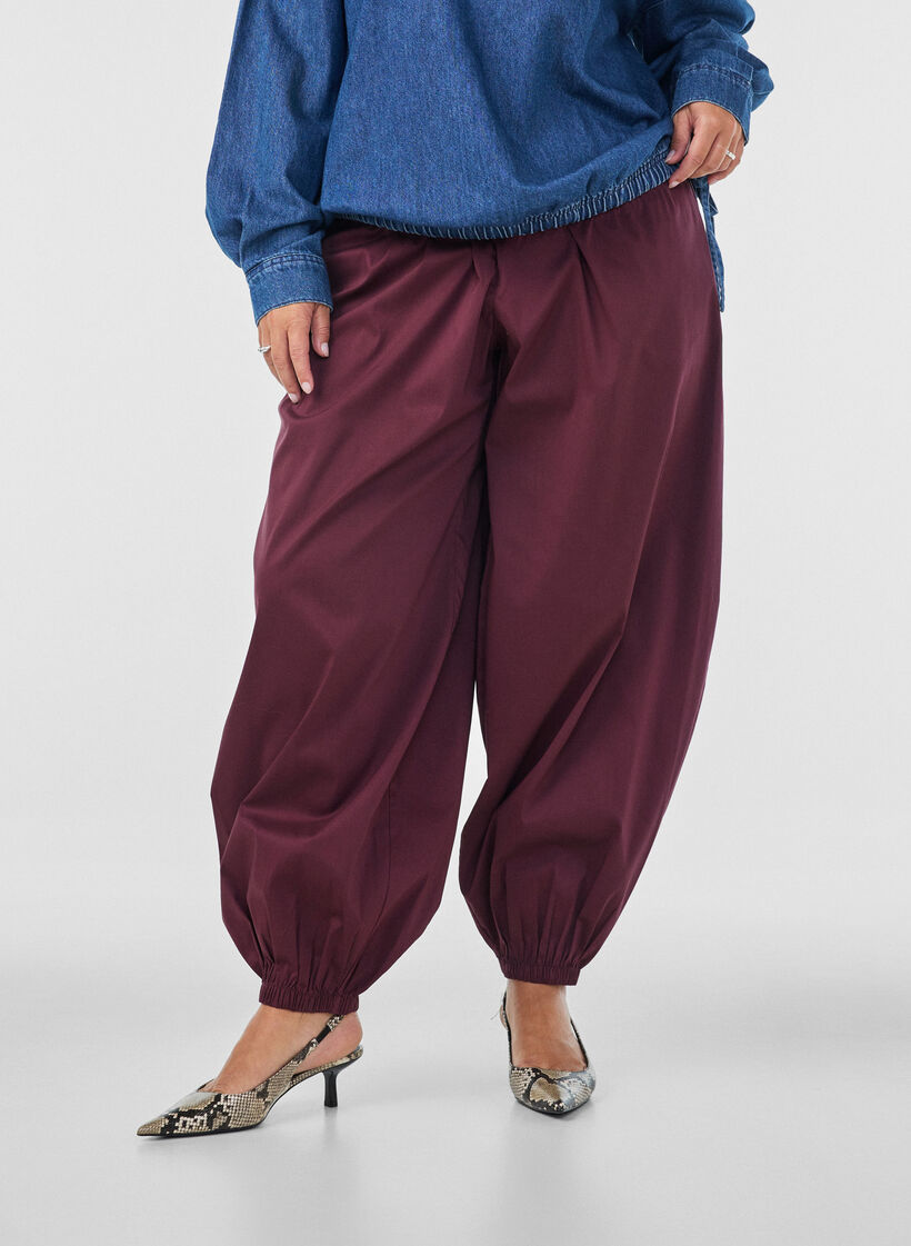 Balloon trousers with pockets and an elasticated waistband, Red, Model image number 2