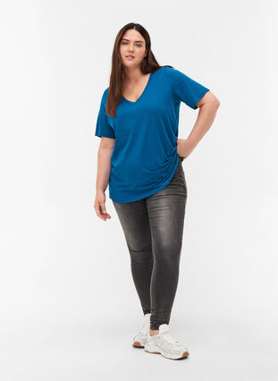 Organic cotton T-shirt with V-neckline, Maroccan Blue, Model image number 2