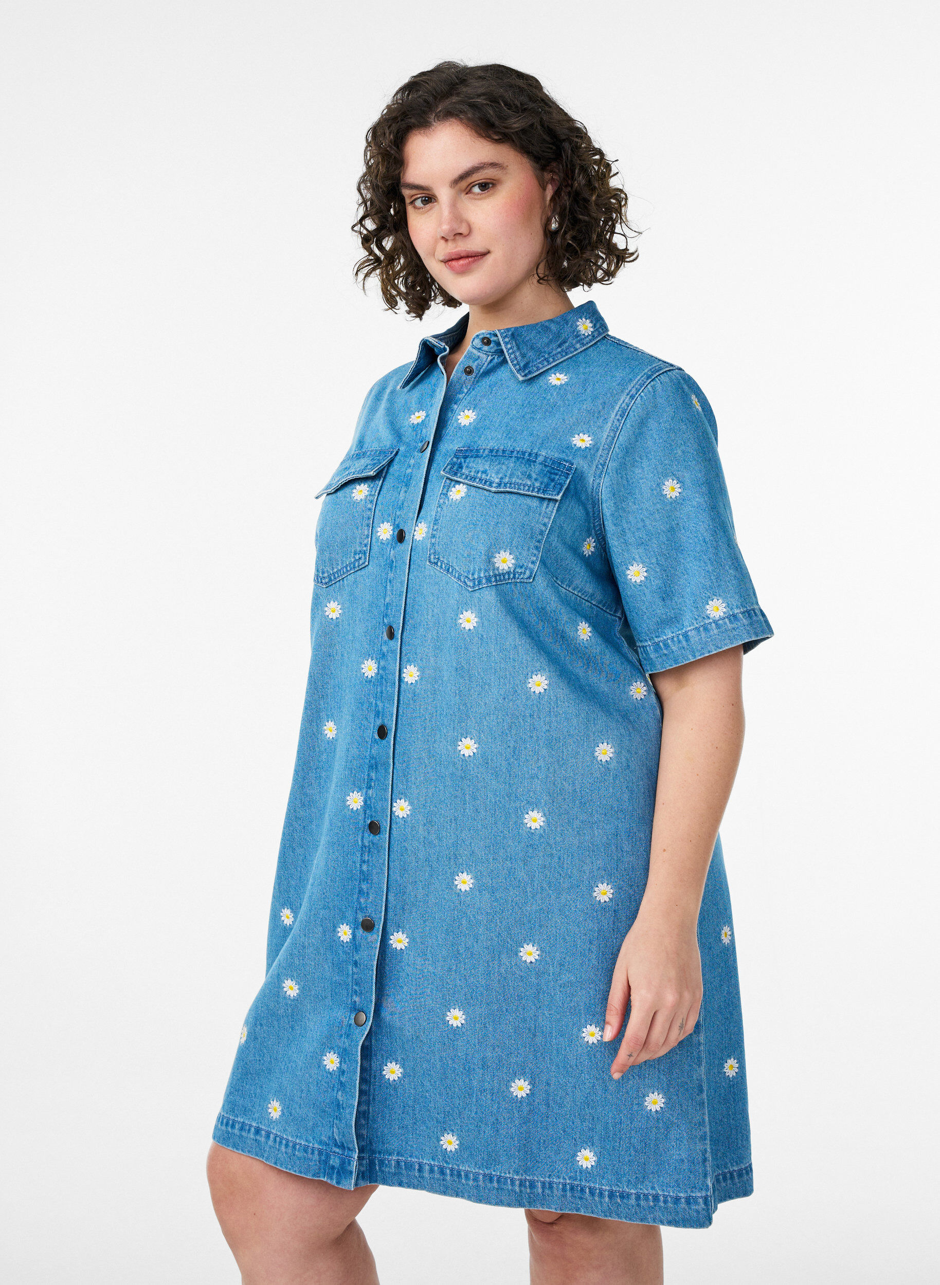 Zizzifashion Short denim dress with embroidered flowers, Light Blue, Model image number 0