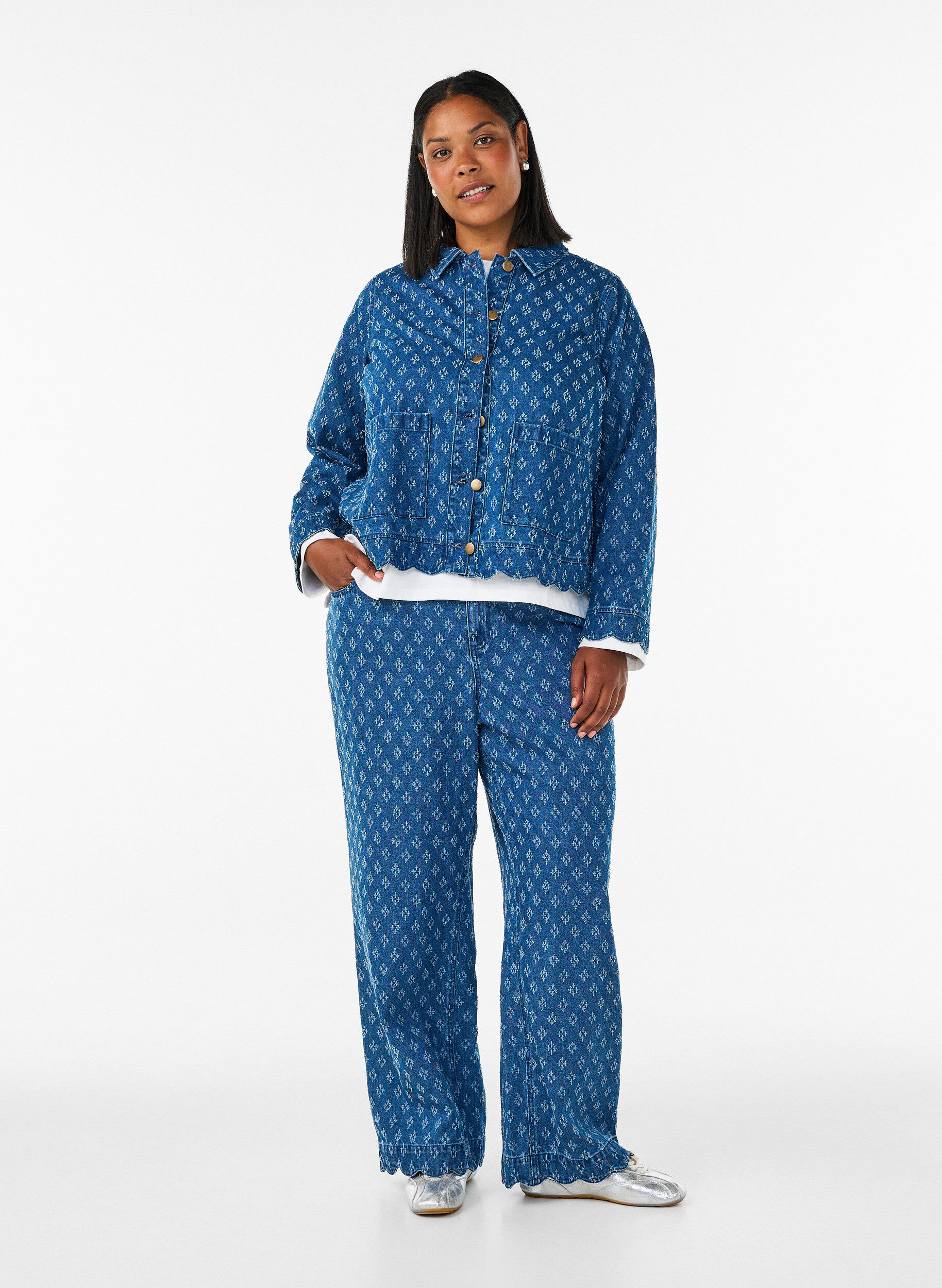 Myra jeans with wide fit and distressed pattern, Blue, Model