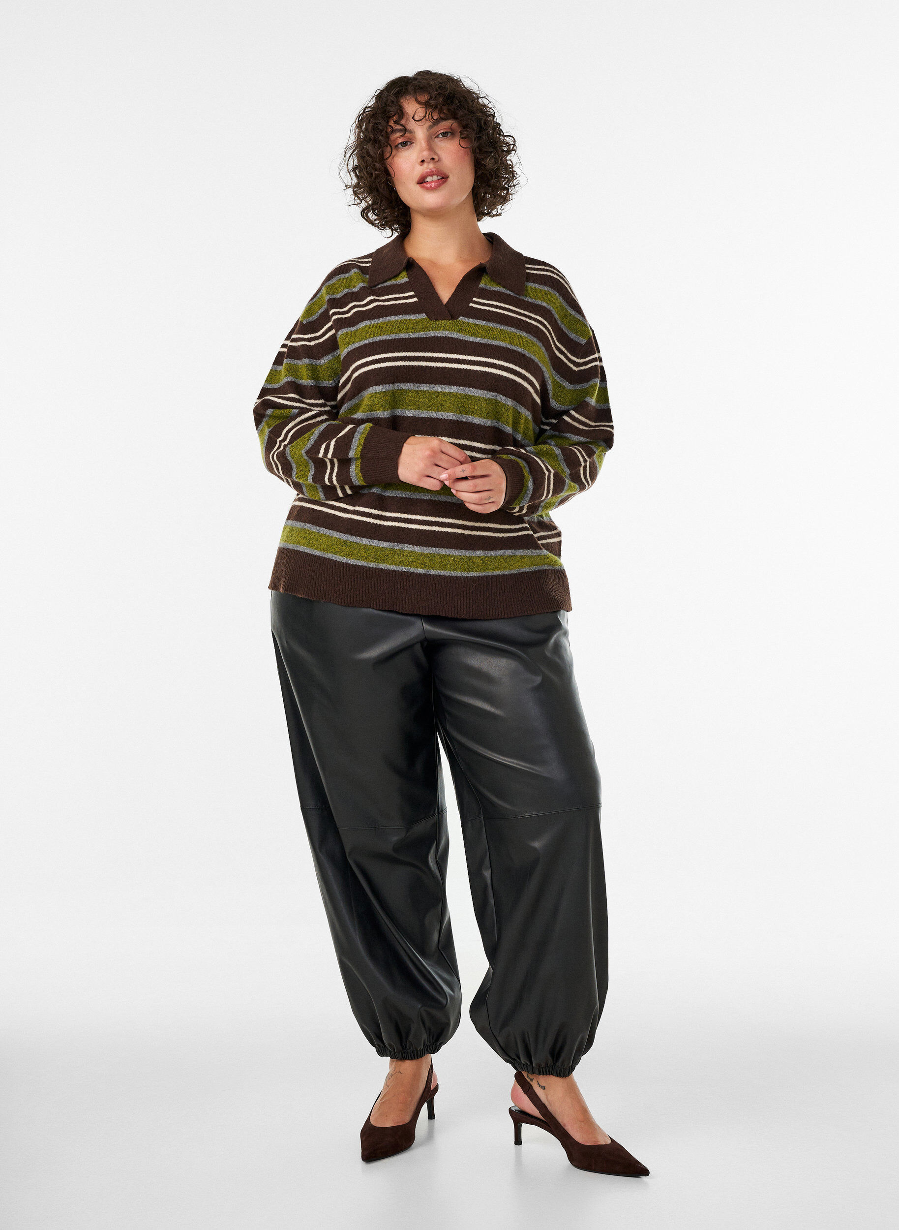 Balloon trousers in faux leather, Black, Model