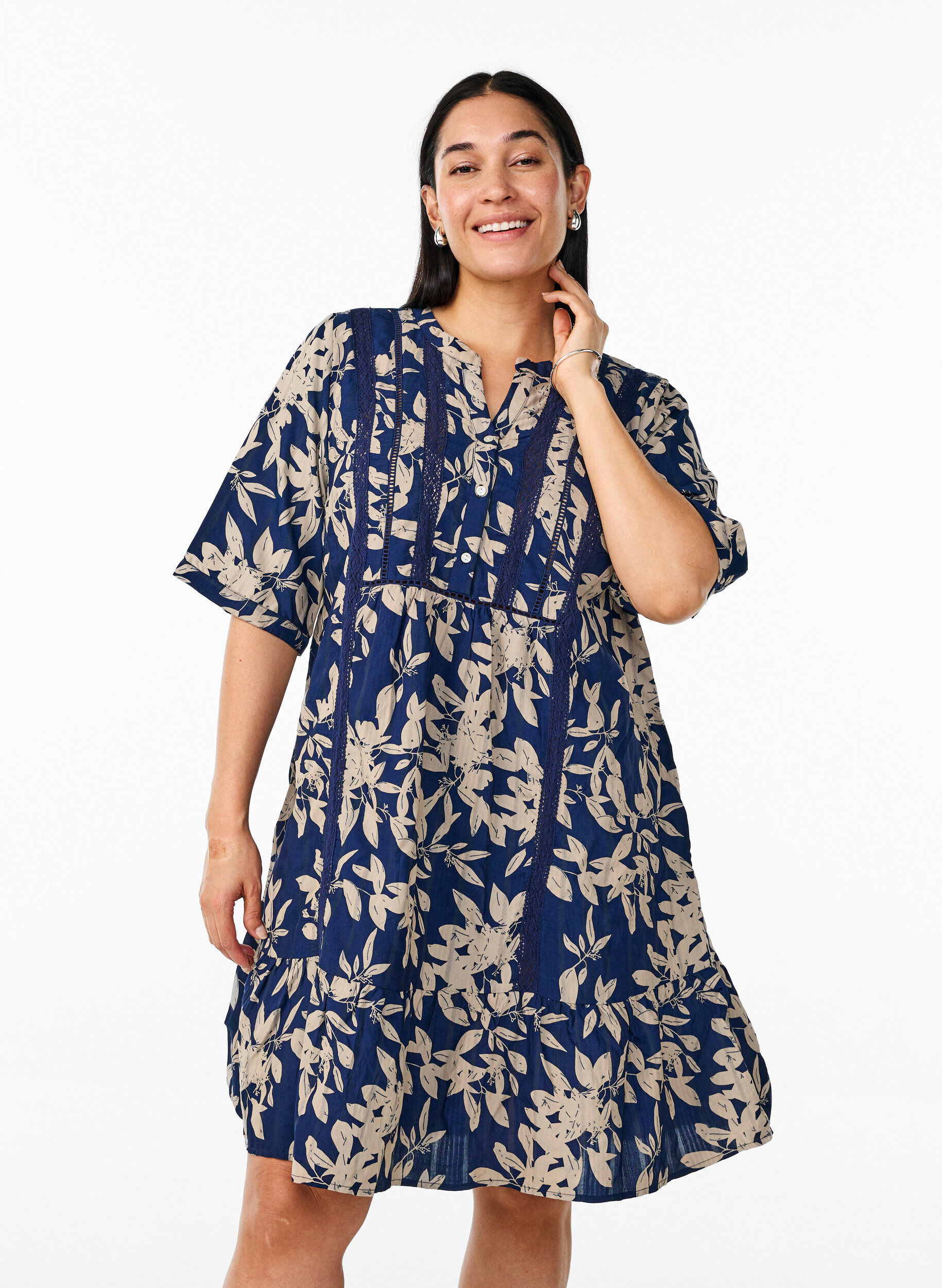 Short viscose dress with lace trim and an A-line cut, Blue, Model