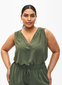 Sleeveless top with wrinkle details, Thyme, Model