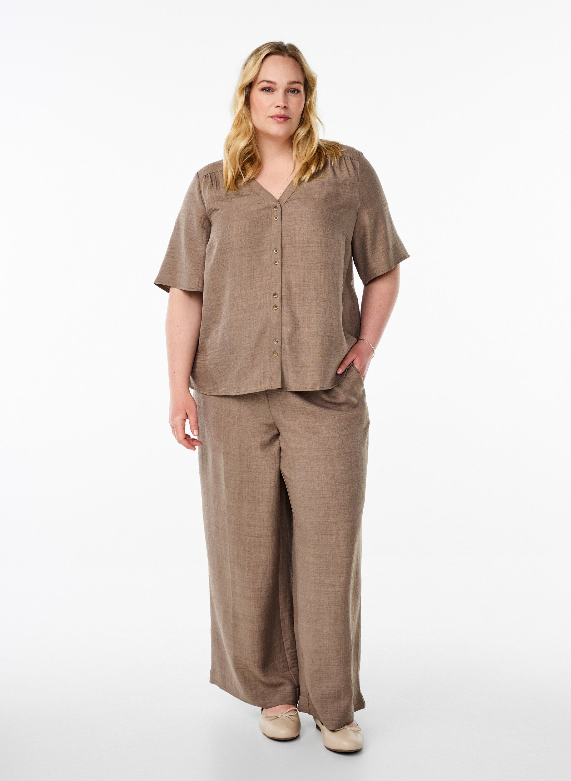 Zizzifashion V-neck shirt blouse with short sleeves, Brown, Model image number 1