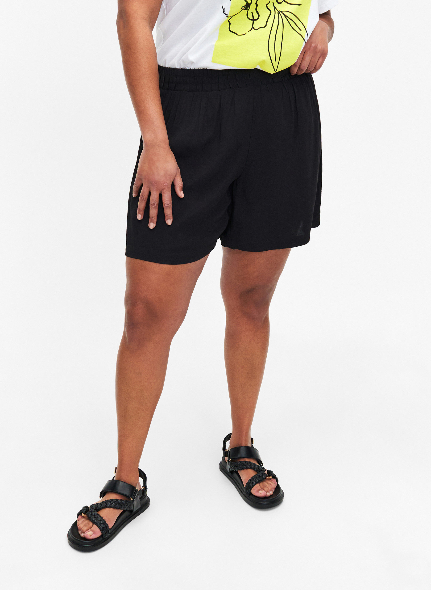 Zizzifashion Loose-fitting shorts in viscose, Black, Model image number 2