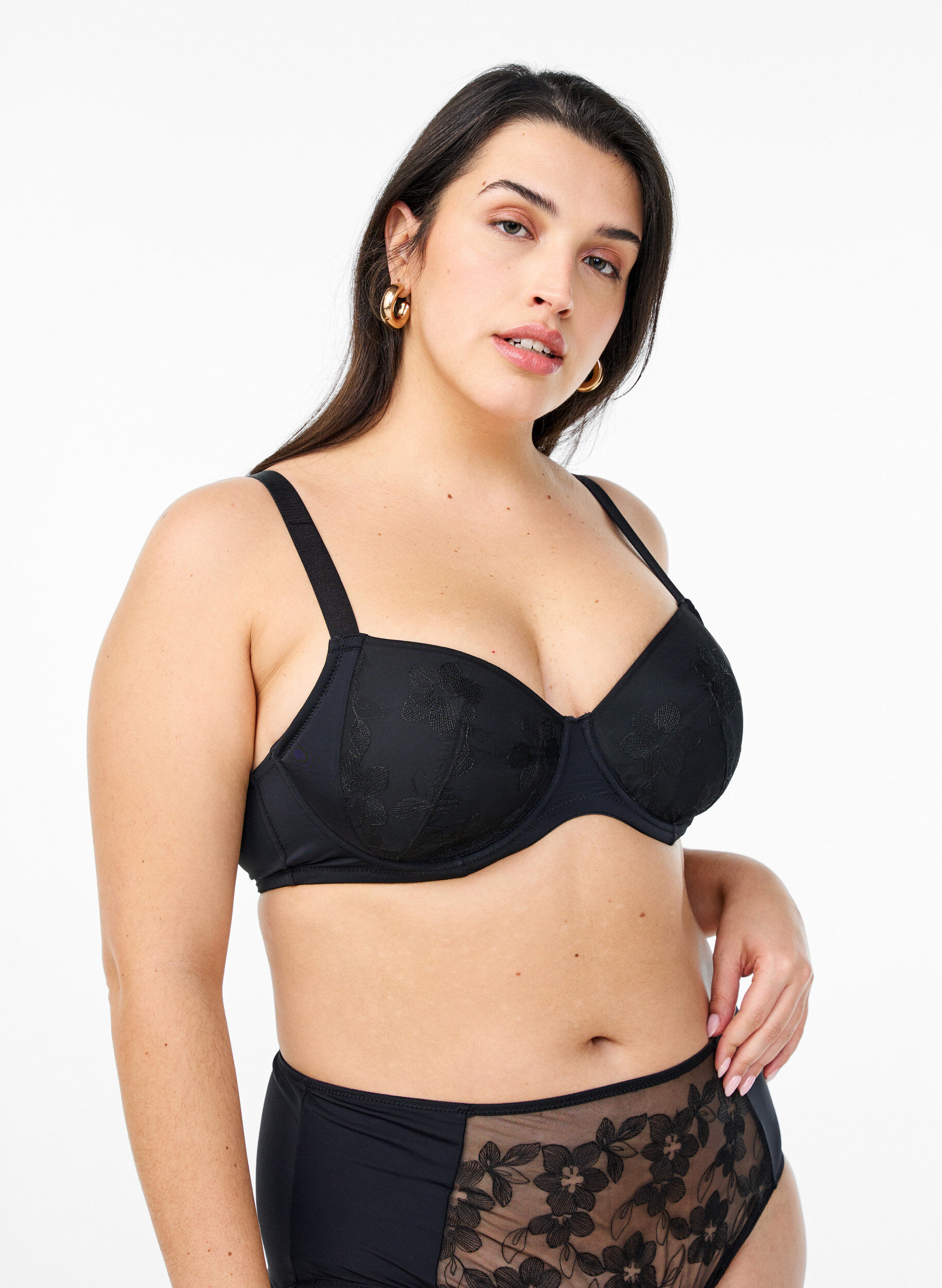 Padded bra with floral embroidery, Black, Model