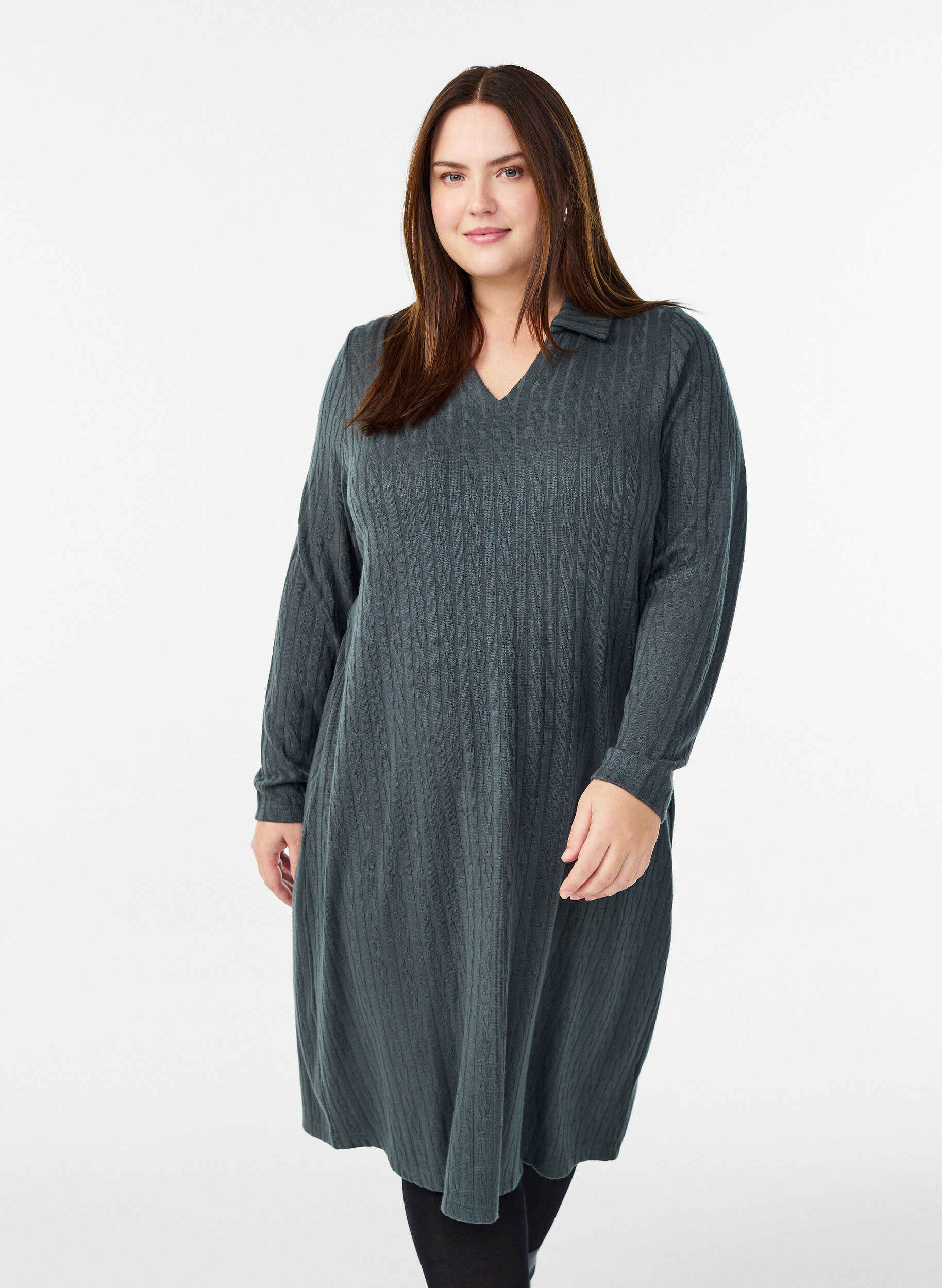 Dress with cable structure and v-neck, Green, Model