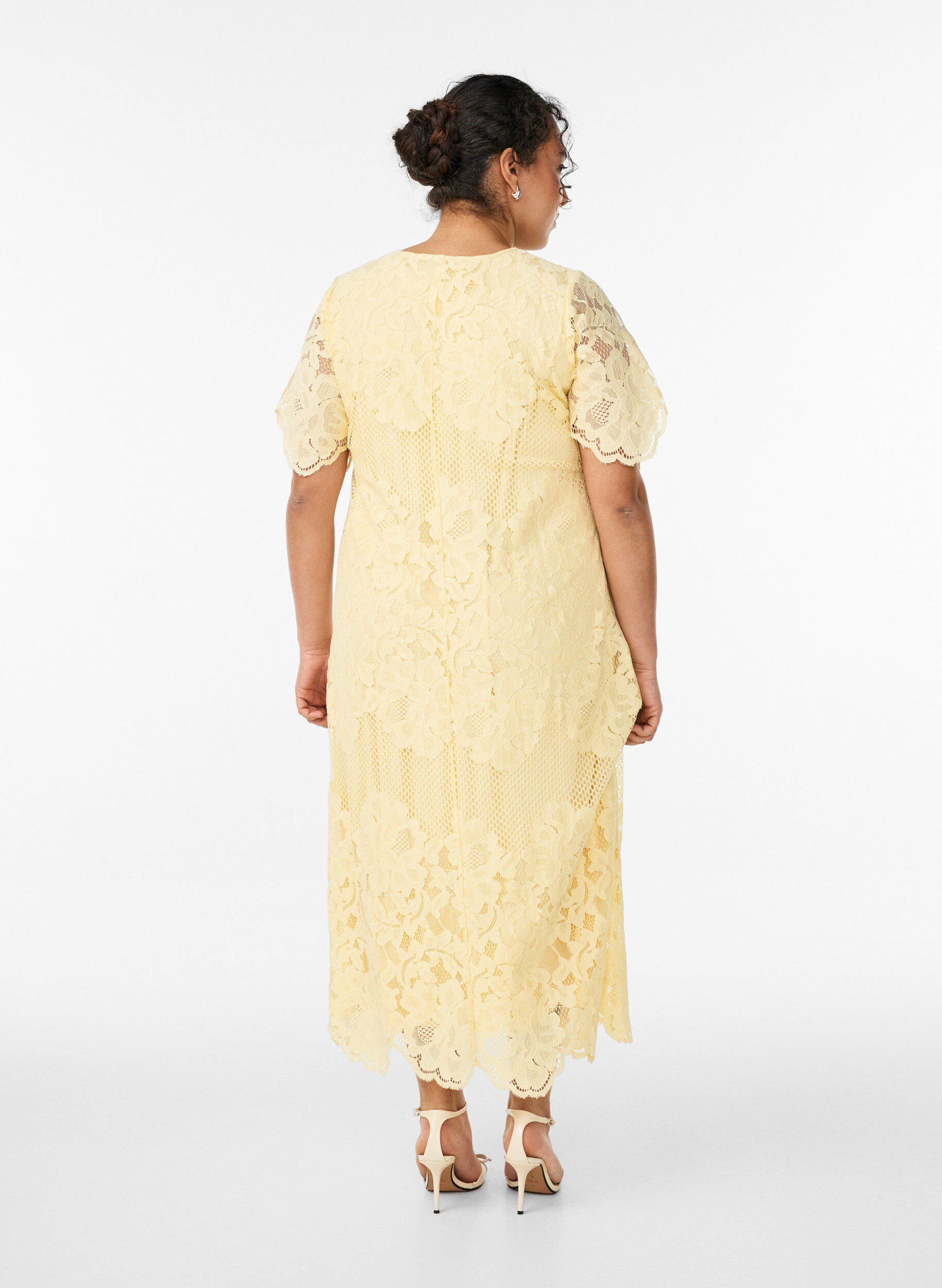 Zizzifashion Midi lace dress with scalloped edges, Yellow, Model image number 1