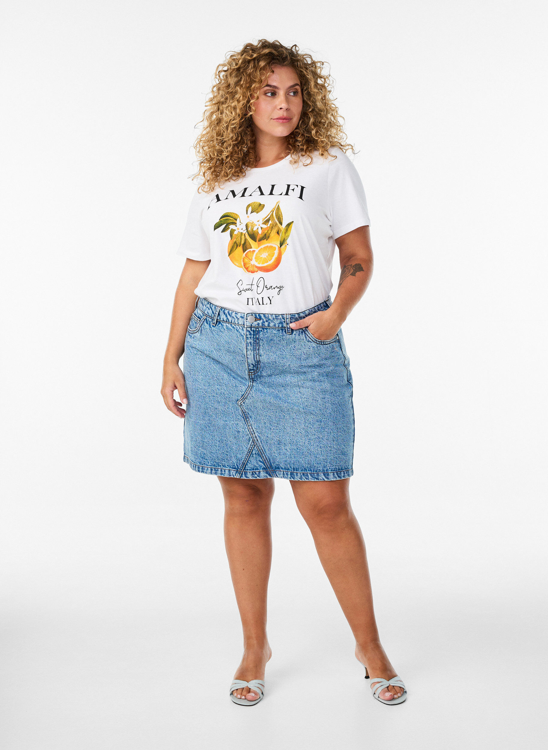 Zizzifashion Short denim skirt with pockets, Light Blue, Model image number 1