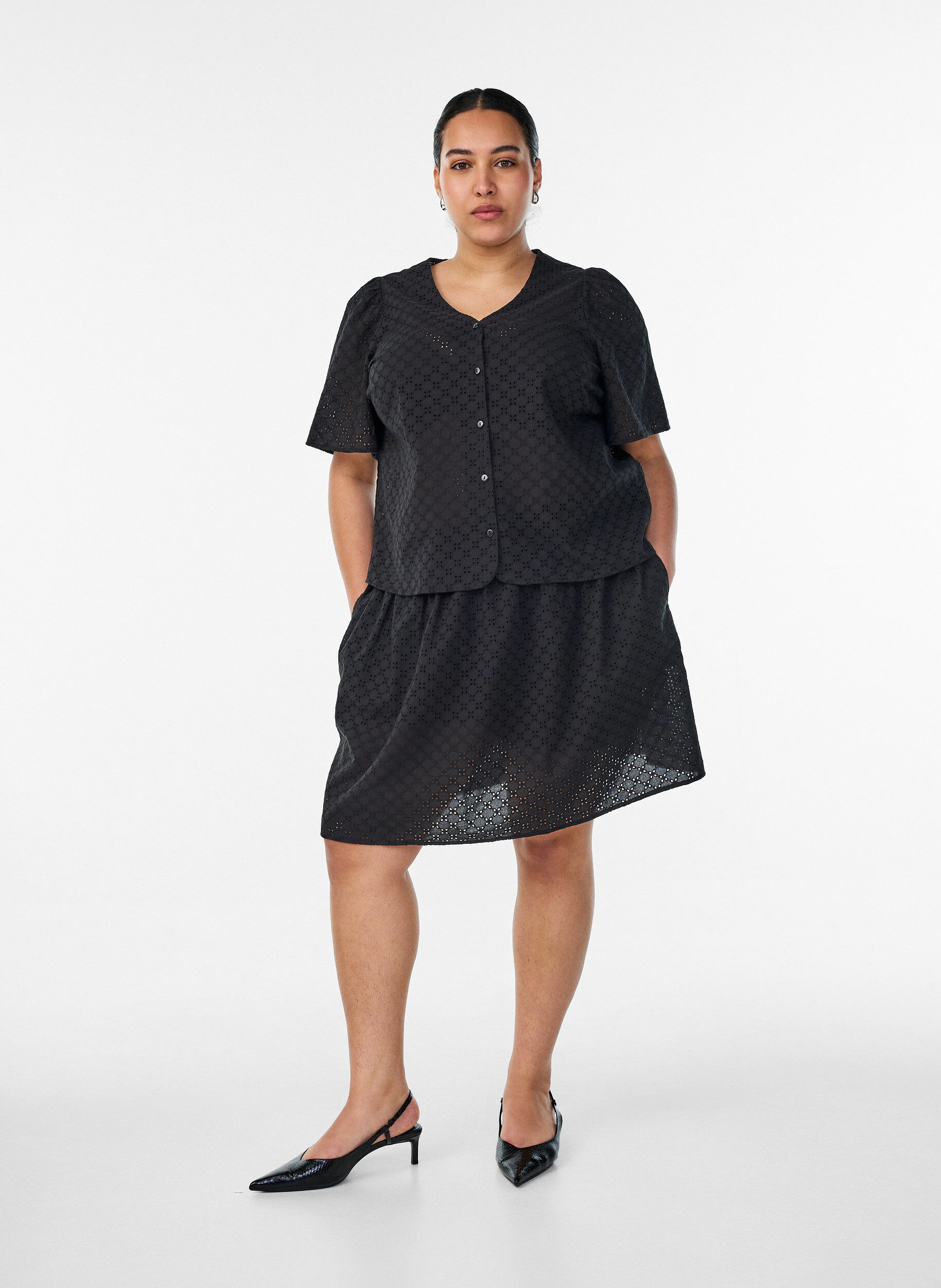 Zizzifashion Short skirt with broderie anglaise and elasticated waist, Black, Model image number 0
