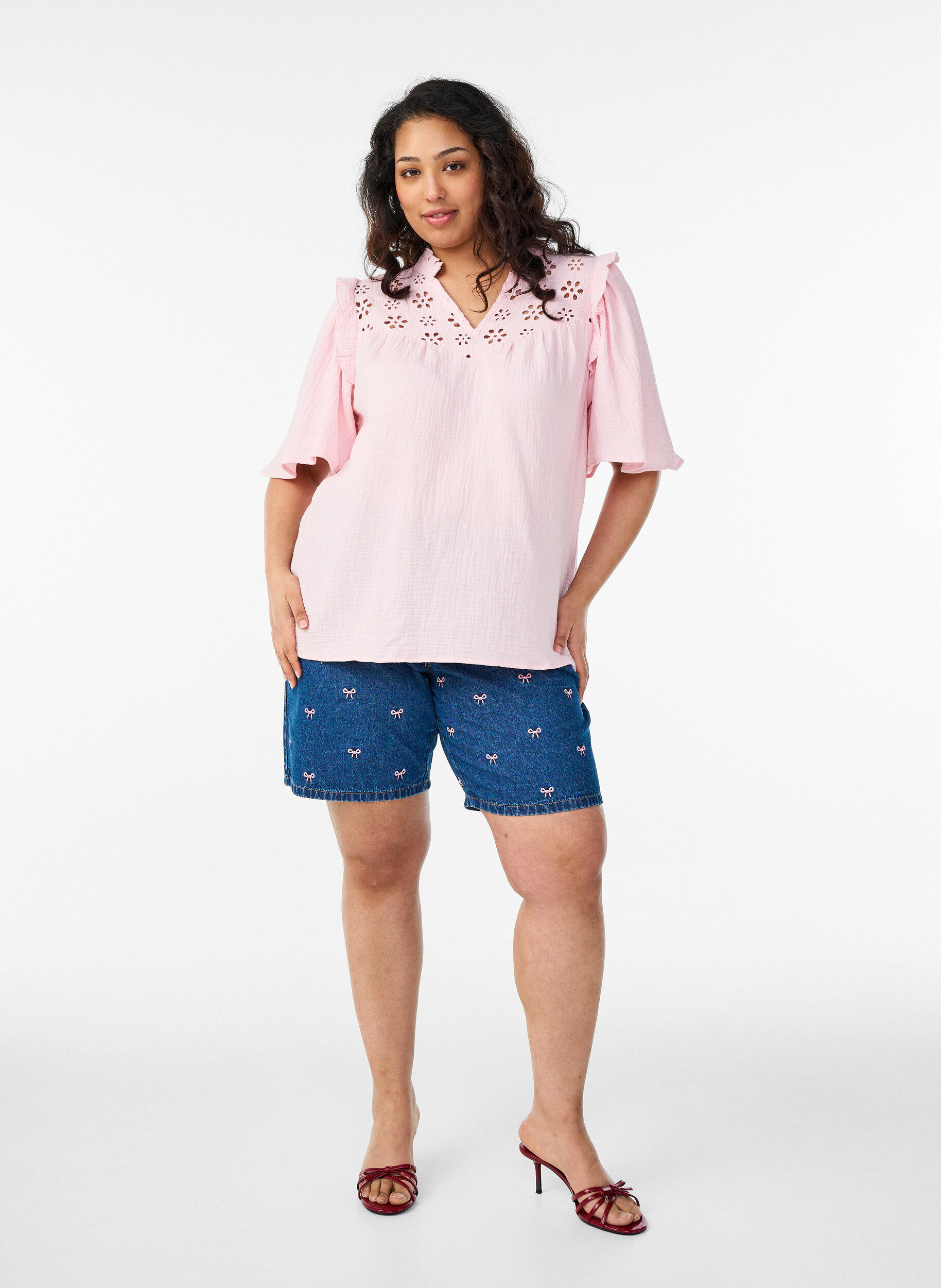 Zizzifashion Blouse in cotton muslin with broderie anglaise and 1/2 sleeves, Rose, Model image number 1