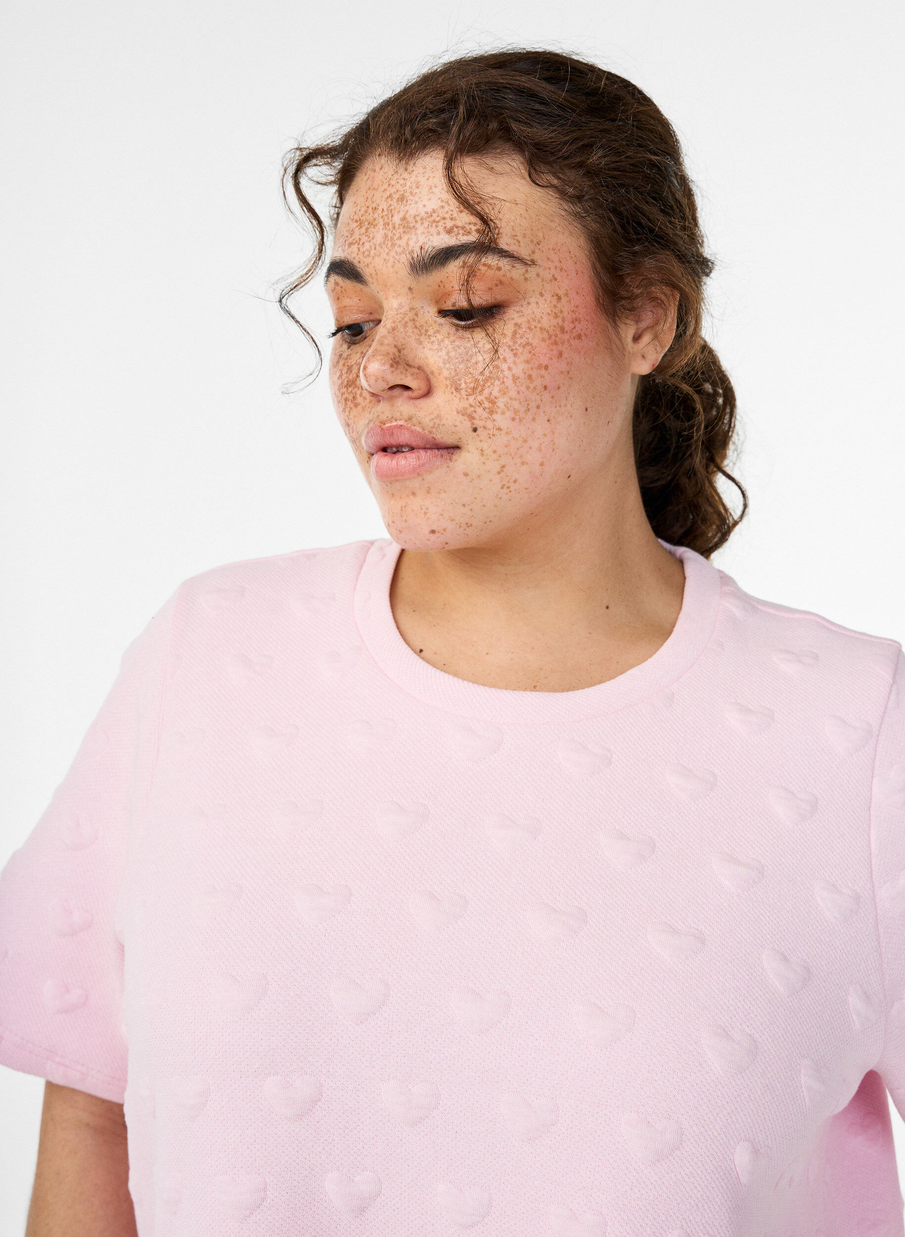 Zizzifashion T-shirt in embossed cotton jersey, Rose, Model image number 3