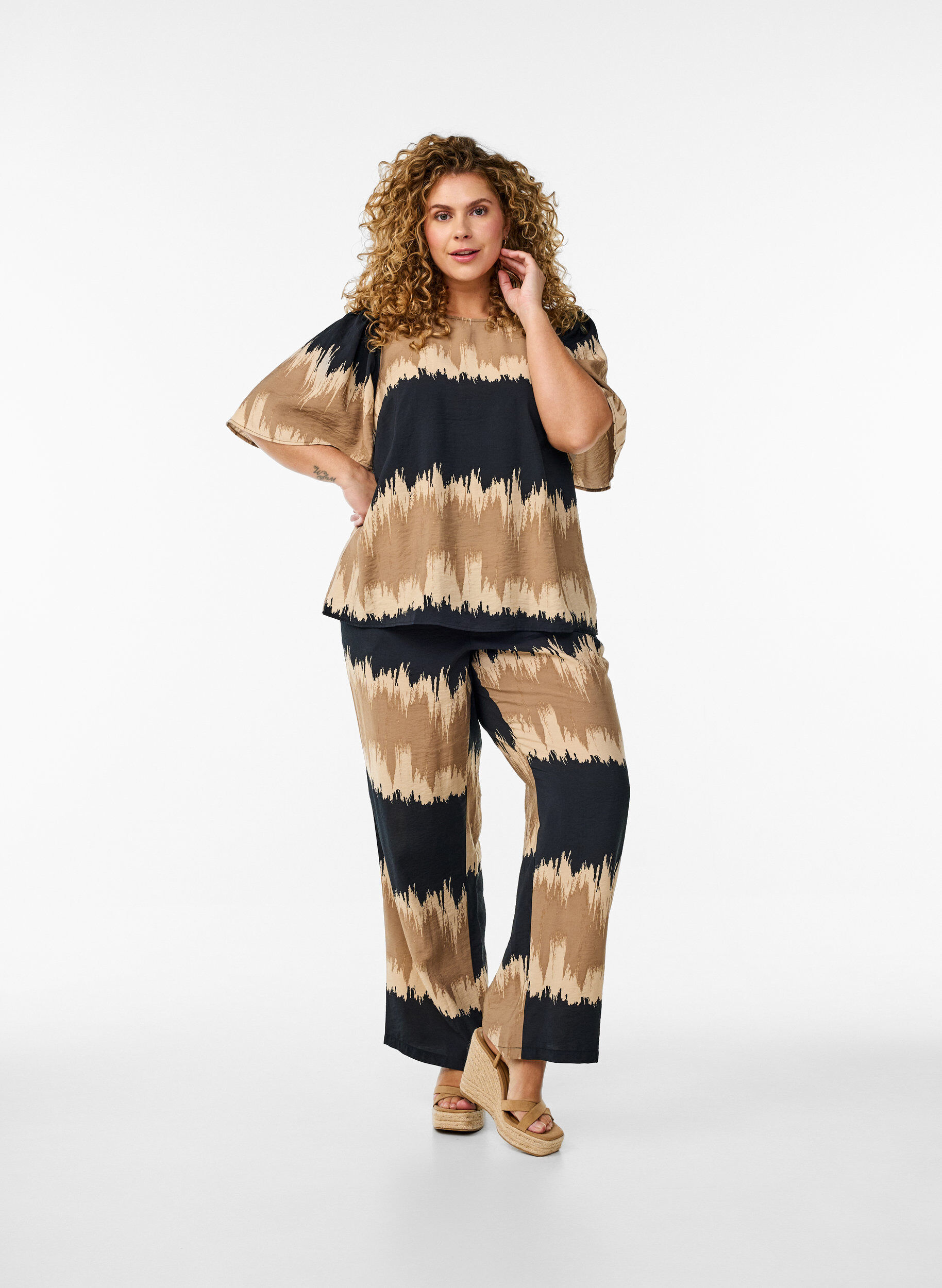 Loose trousers with graphic print, Black, Model