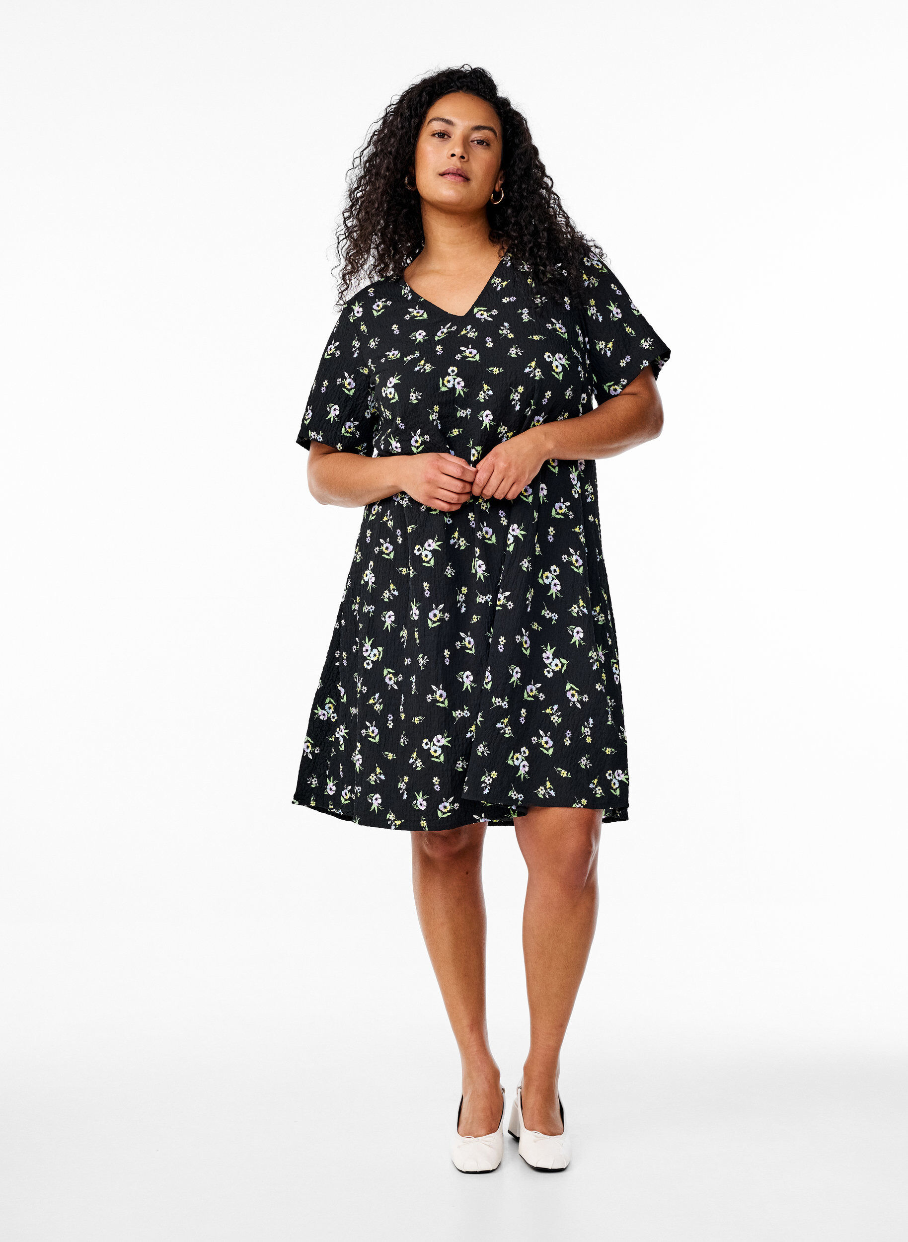 Zizzifashion Short-sleeved dress with a V-neck, Black, Model image number 1
