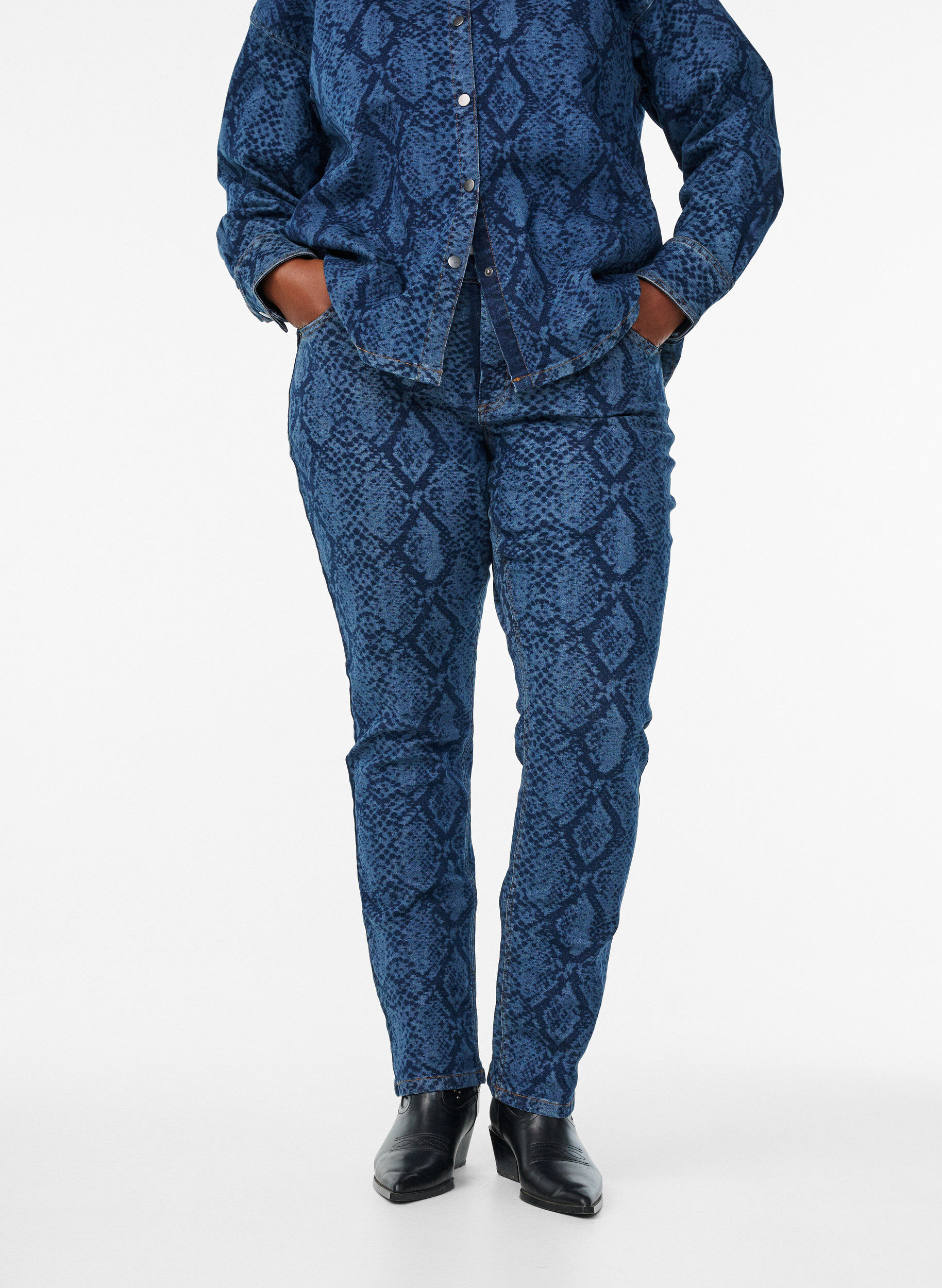 Zizzifashion Emily jeans with snake print, Blue, Model image number 2