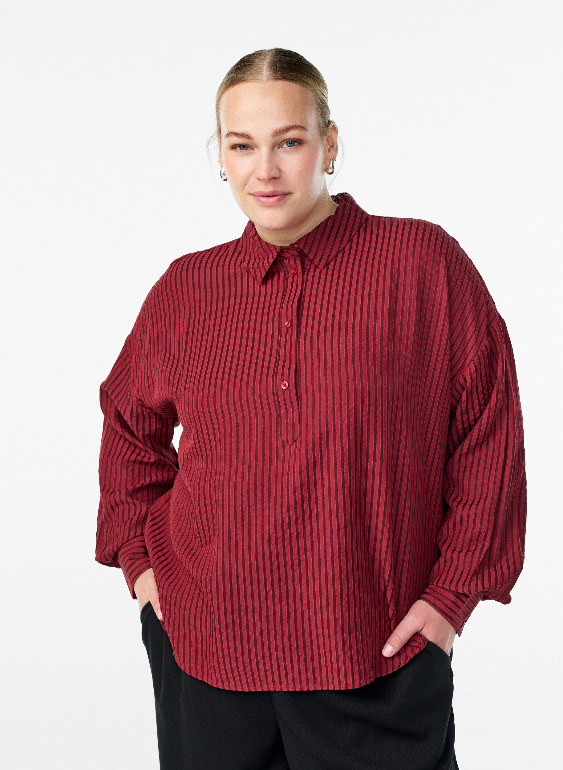 Striped shirt with button detail on the back, Red, Model