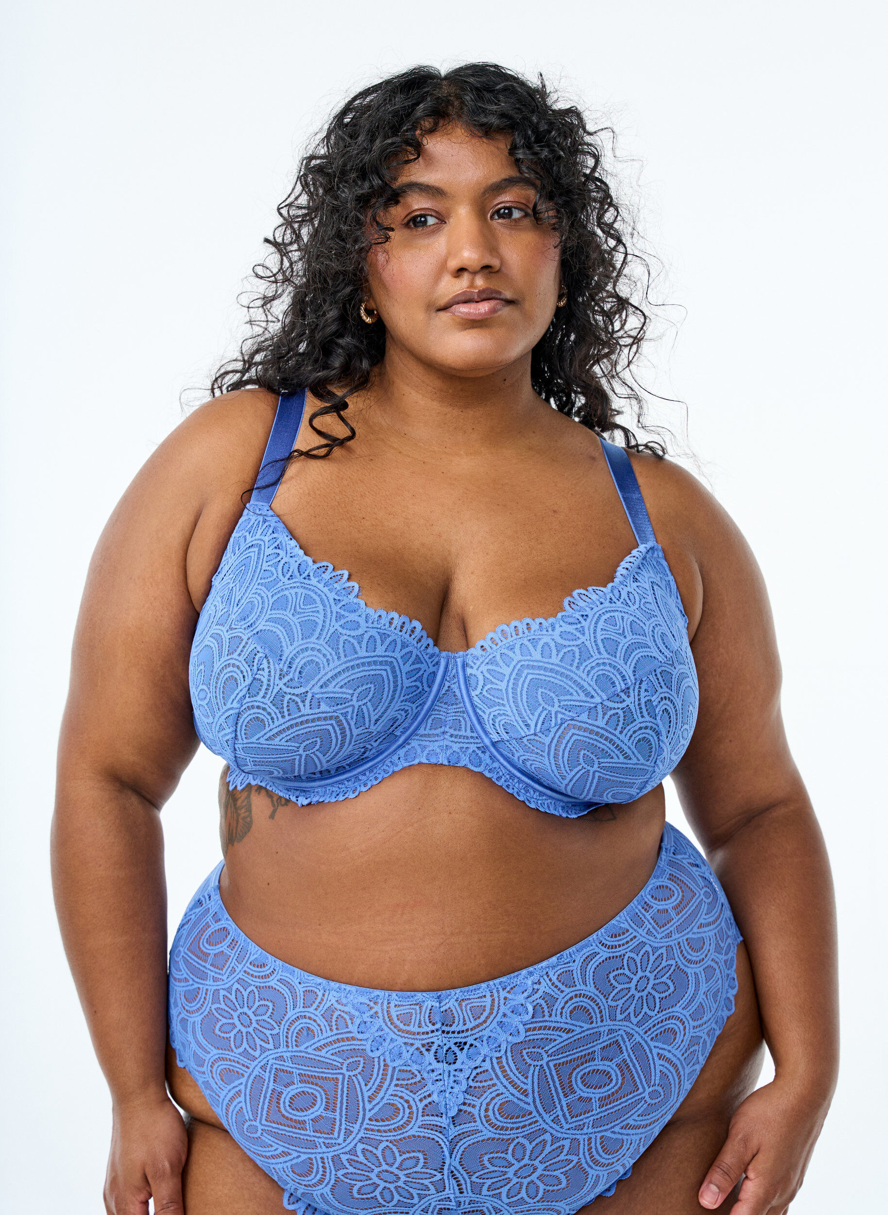 Full coverage underwired lace bra, Blue, Model