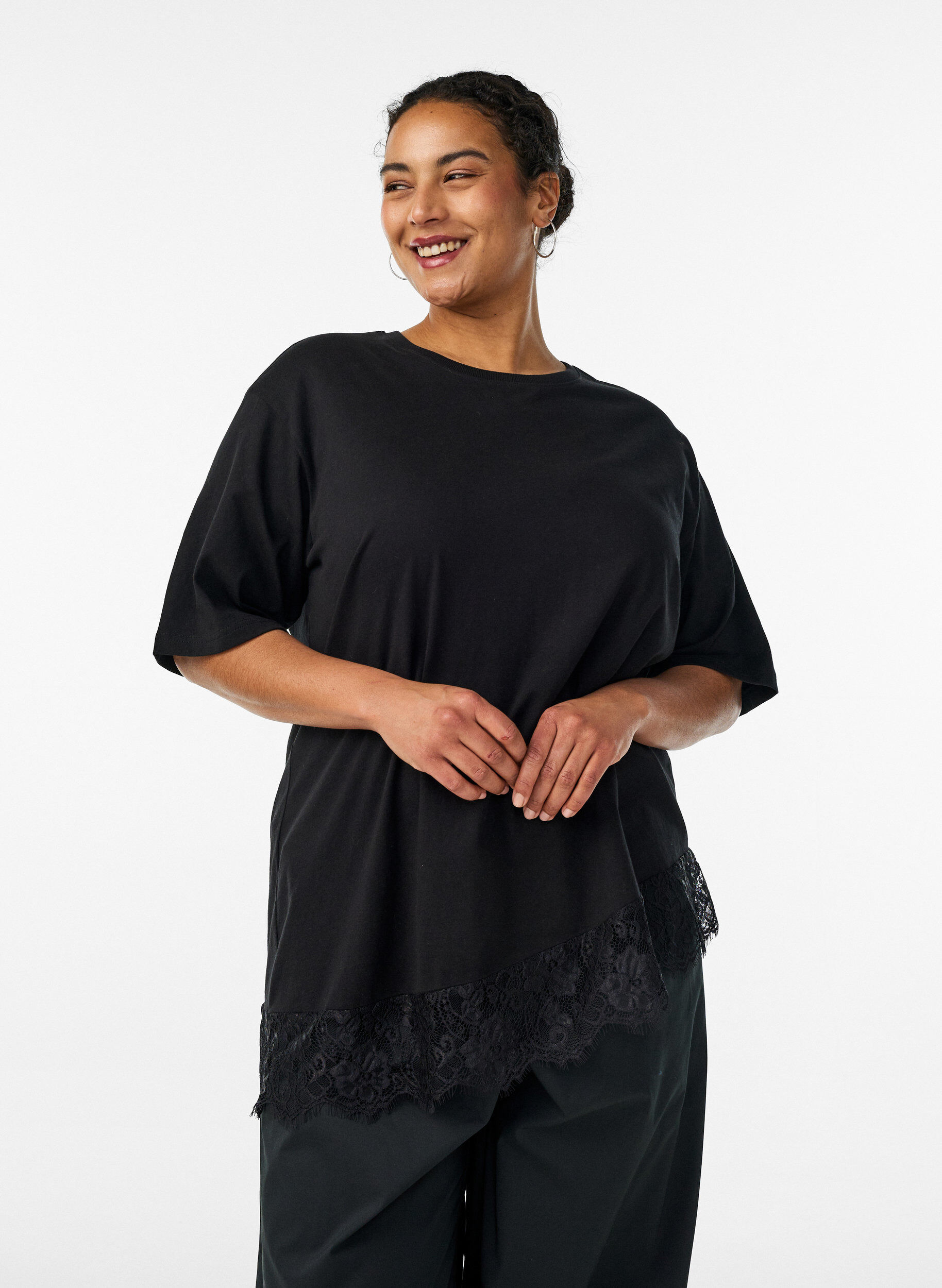 T-shirt with asymmetric lace hem, Black, Model