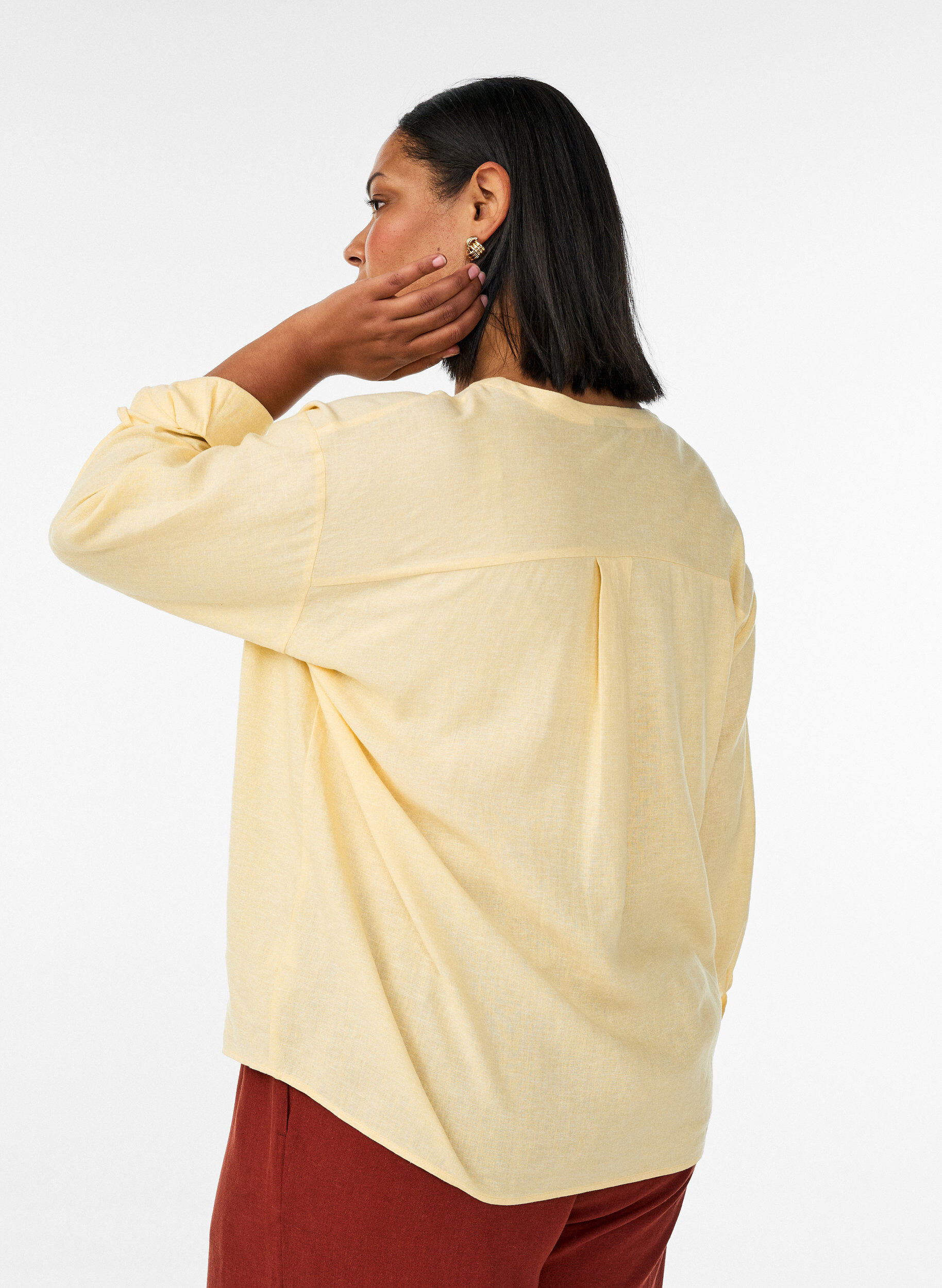 Zizzifashion Blouse in linen and viscose with V-neck, Yellow, Model image number 2