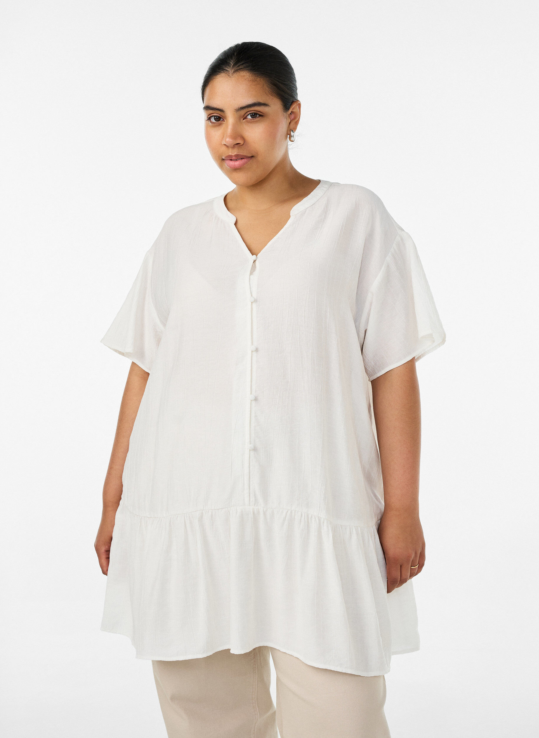 Zizzifashion Loose tunic with crinkled texture and ruffle hem, Vanilla, Model image number 0